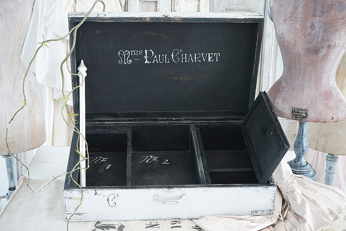 Offene antike Truhe von Paul Charvet, in weißem Holz mit Innenfächern und dekorative Elemente.