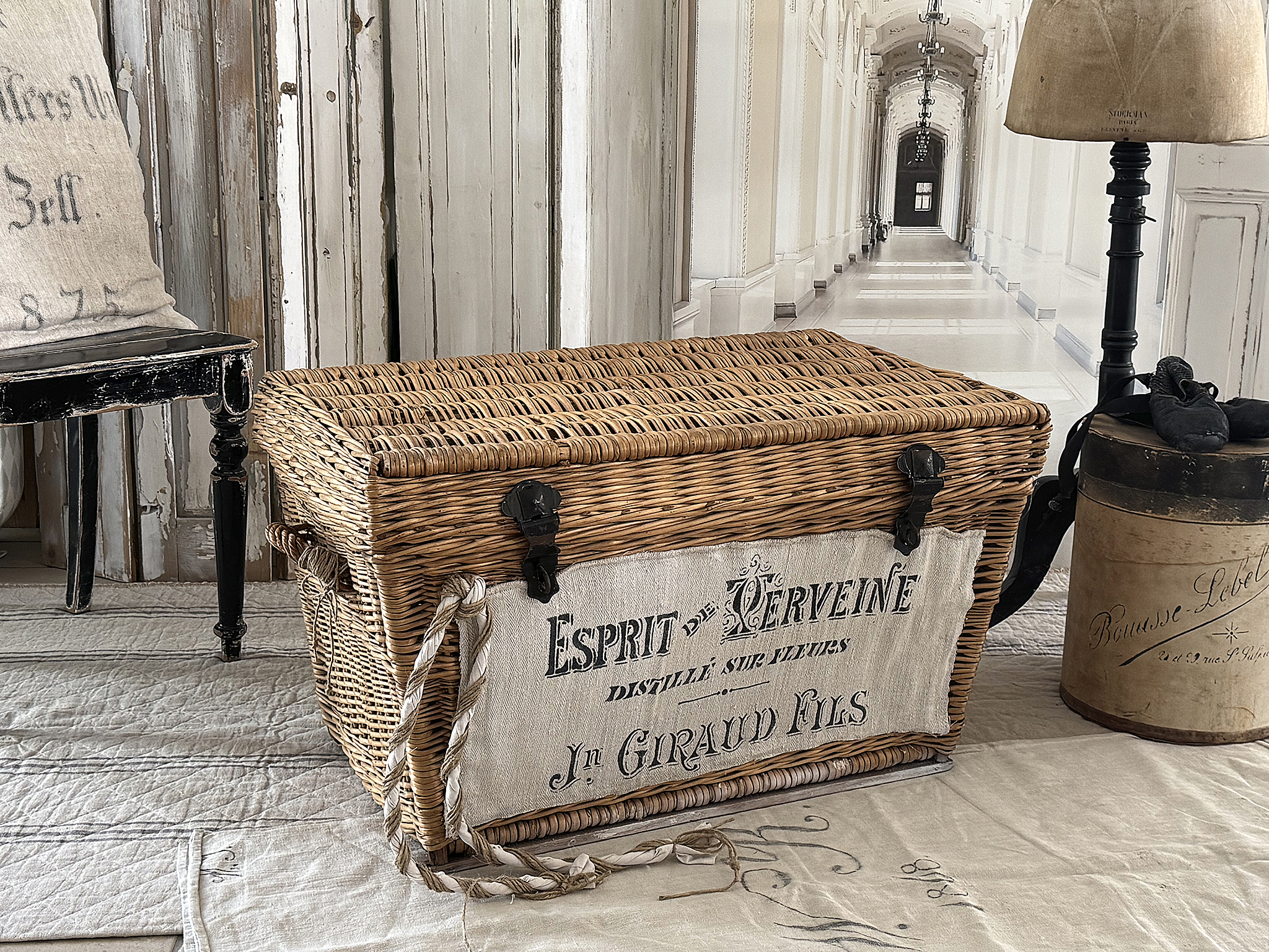 Große, alte Weidentruhe – nostalgischer Charme trifft Funktionalität***