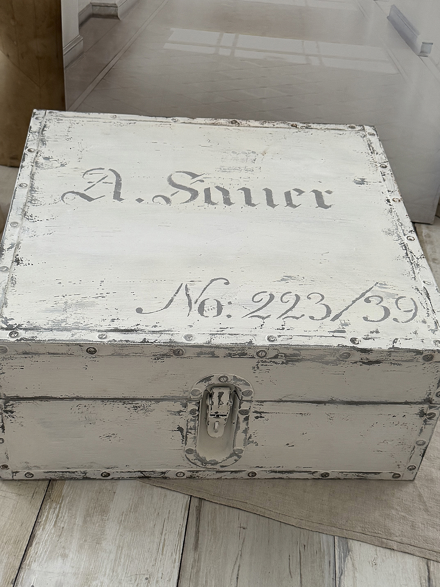 Uralte flache Truhe im Shabby-Chic – einzigartiger Vintage-Charme***