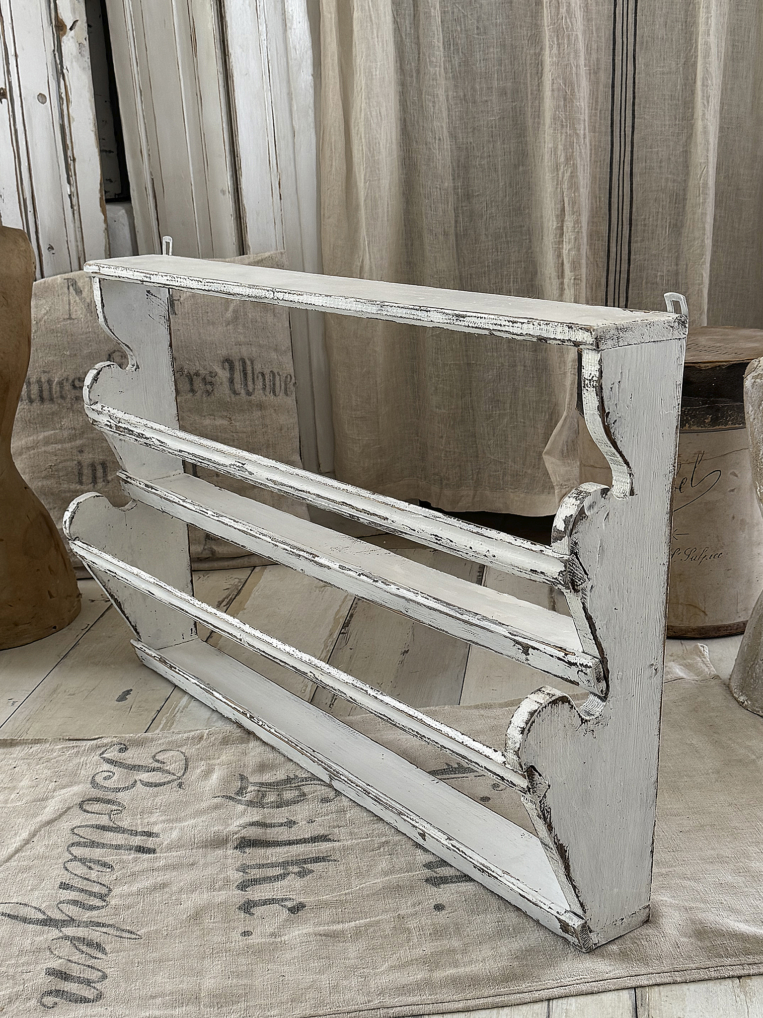 Altes Tellerregal aus Vollholz – authentische Patina mit zeitlosem Charme“***