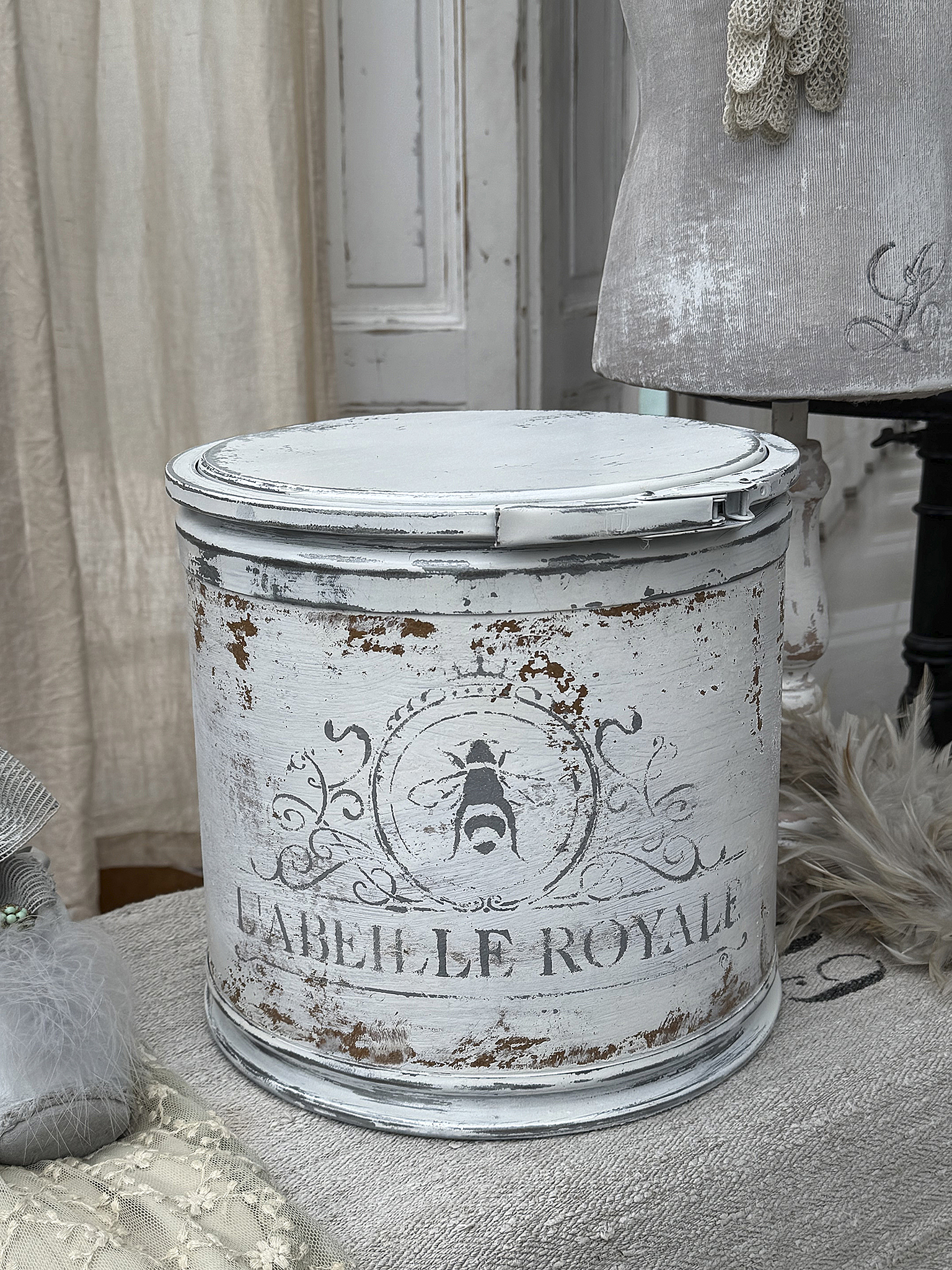 Rustikaler Aufbewahrungseimer mit Bienenmotiv "Labelle Royale" Weißer, vintage Aufbewahrungseimer mit leicht verwittertem Look und Bienenmotiv, ideal für stimmungsvolle Deko.