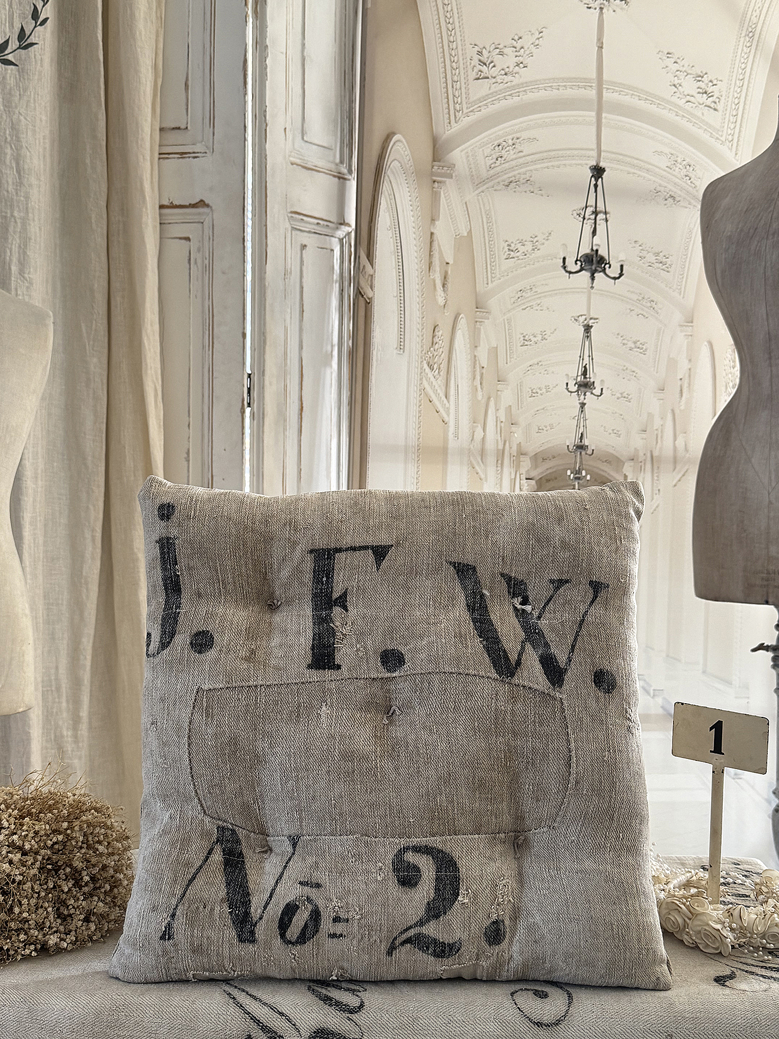 Vintage- Stuhlkissen aus antikem Mehlsack – mit Originaldruck***