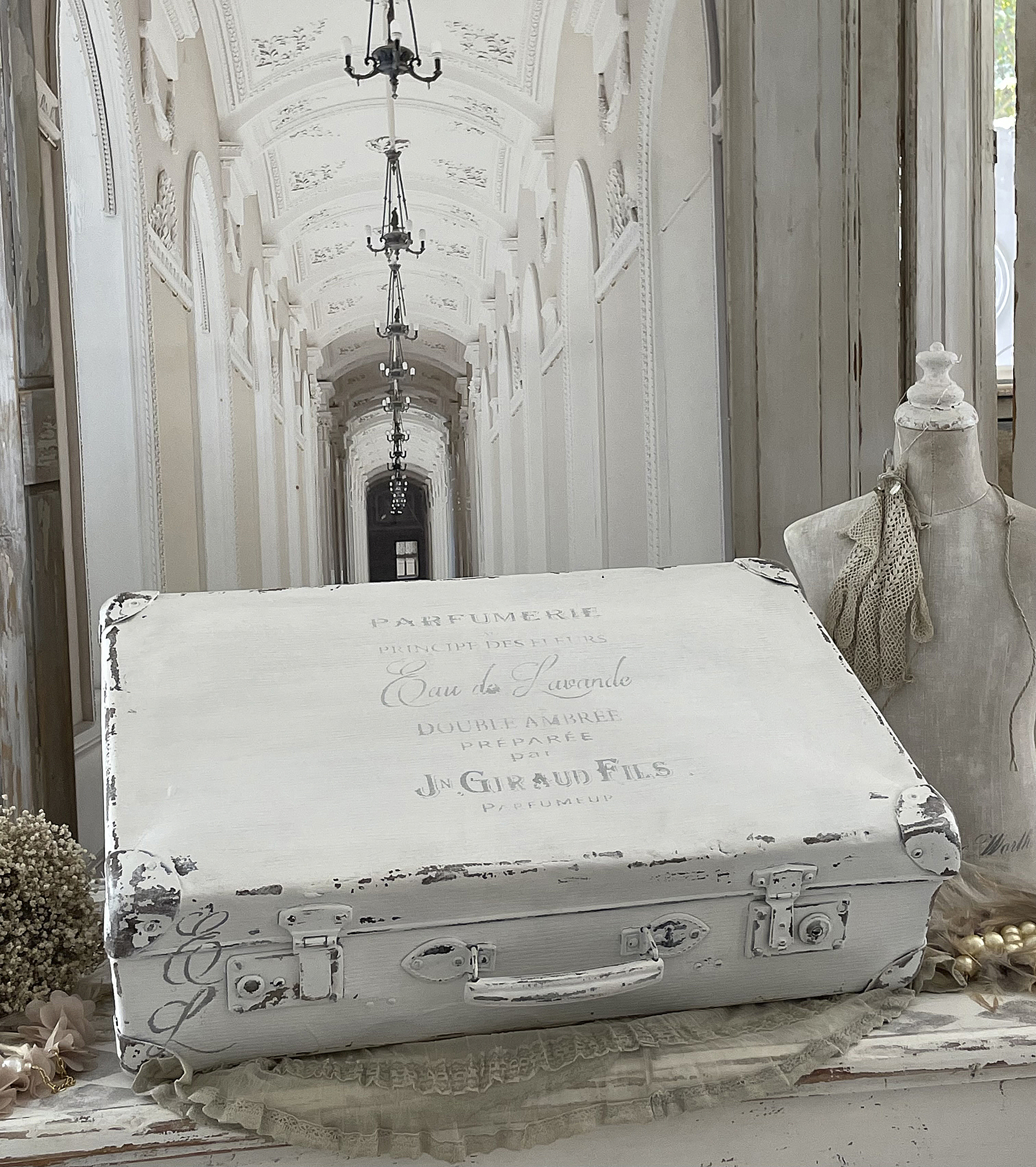 Vintage Parfümeriekoffer mit nostalgischer Beschriftung Alter Parfümeriekoffer mit dem Aufdruck 'Parfumerie Eau des Lavand' und elegantem Hintergrund