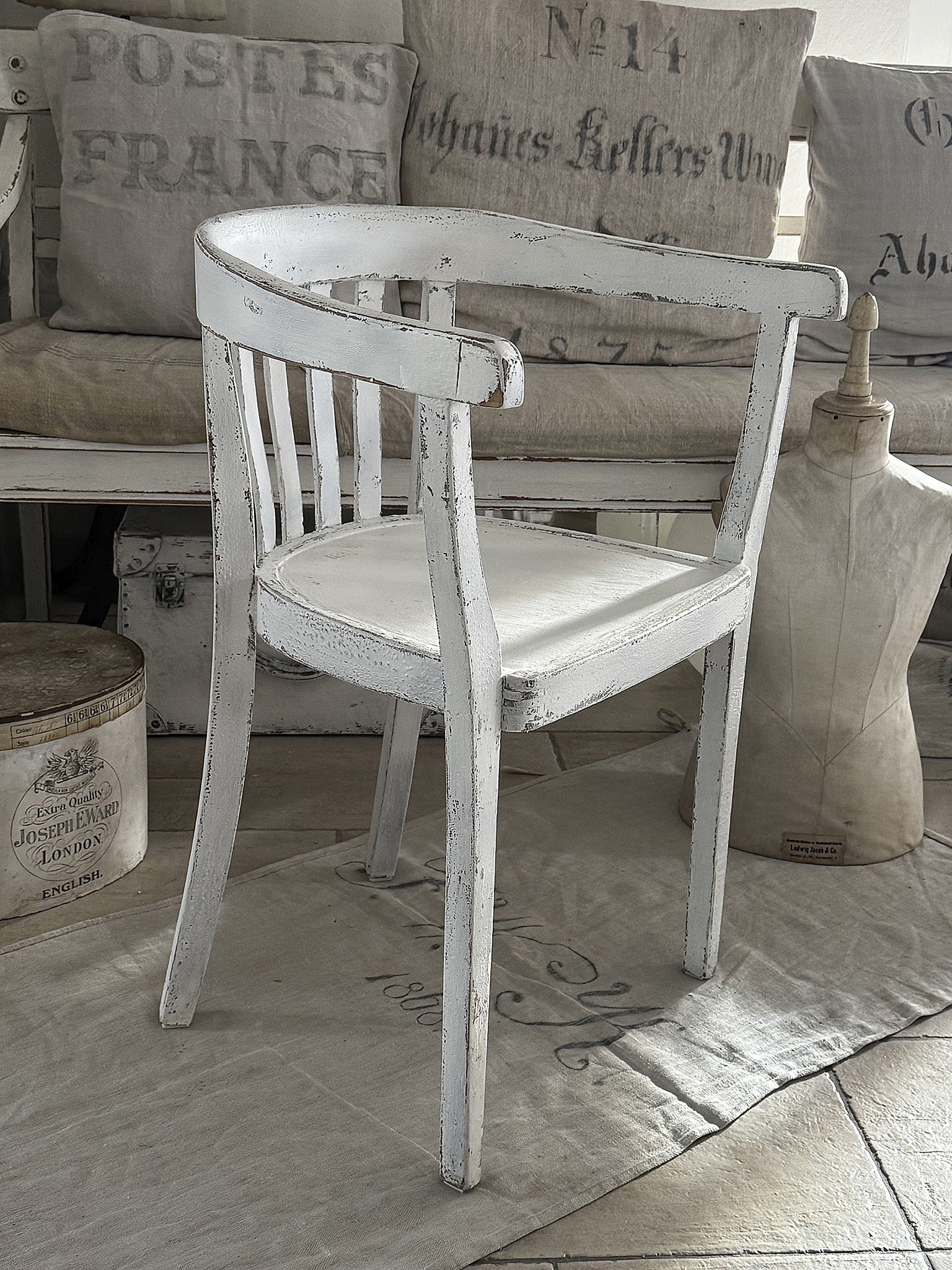 Alter Armlehnenstuhl Bauhaus im weißen Vintagekleid***