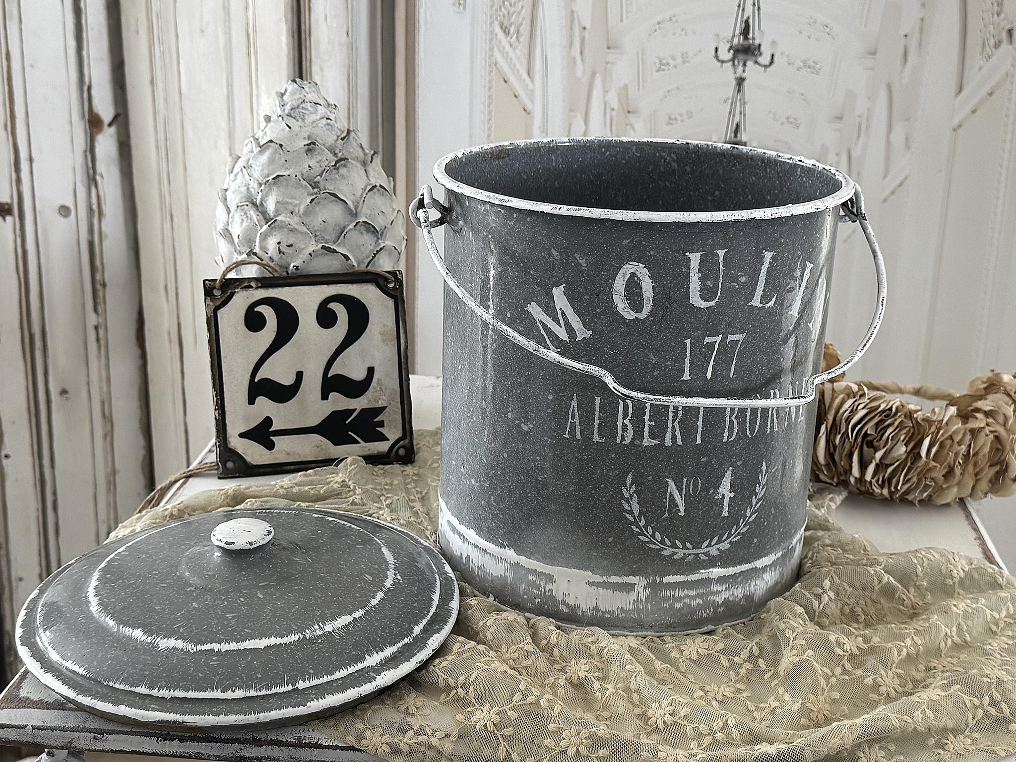 Alter Emaille-Eimer mit Deckel im Shabby Chic und französischem Schriftzug***