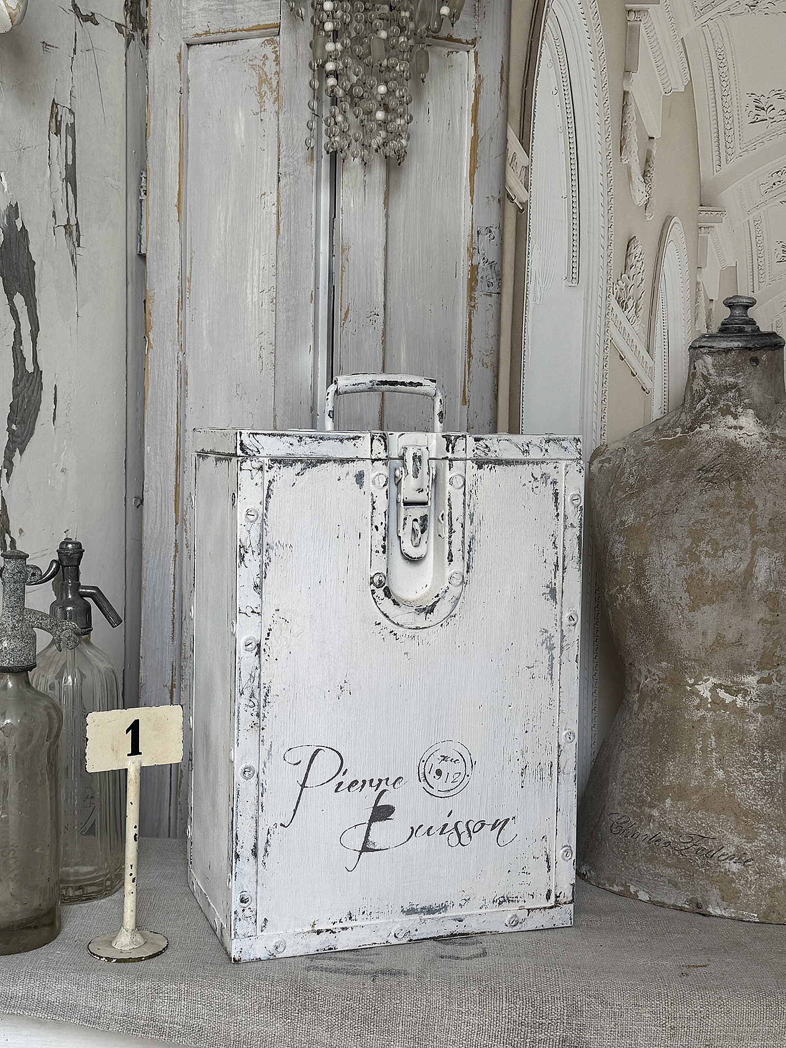 Alte Shabby-Holzkiste mit Metallbeschlägen – Vintage trifft Industriecharme***