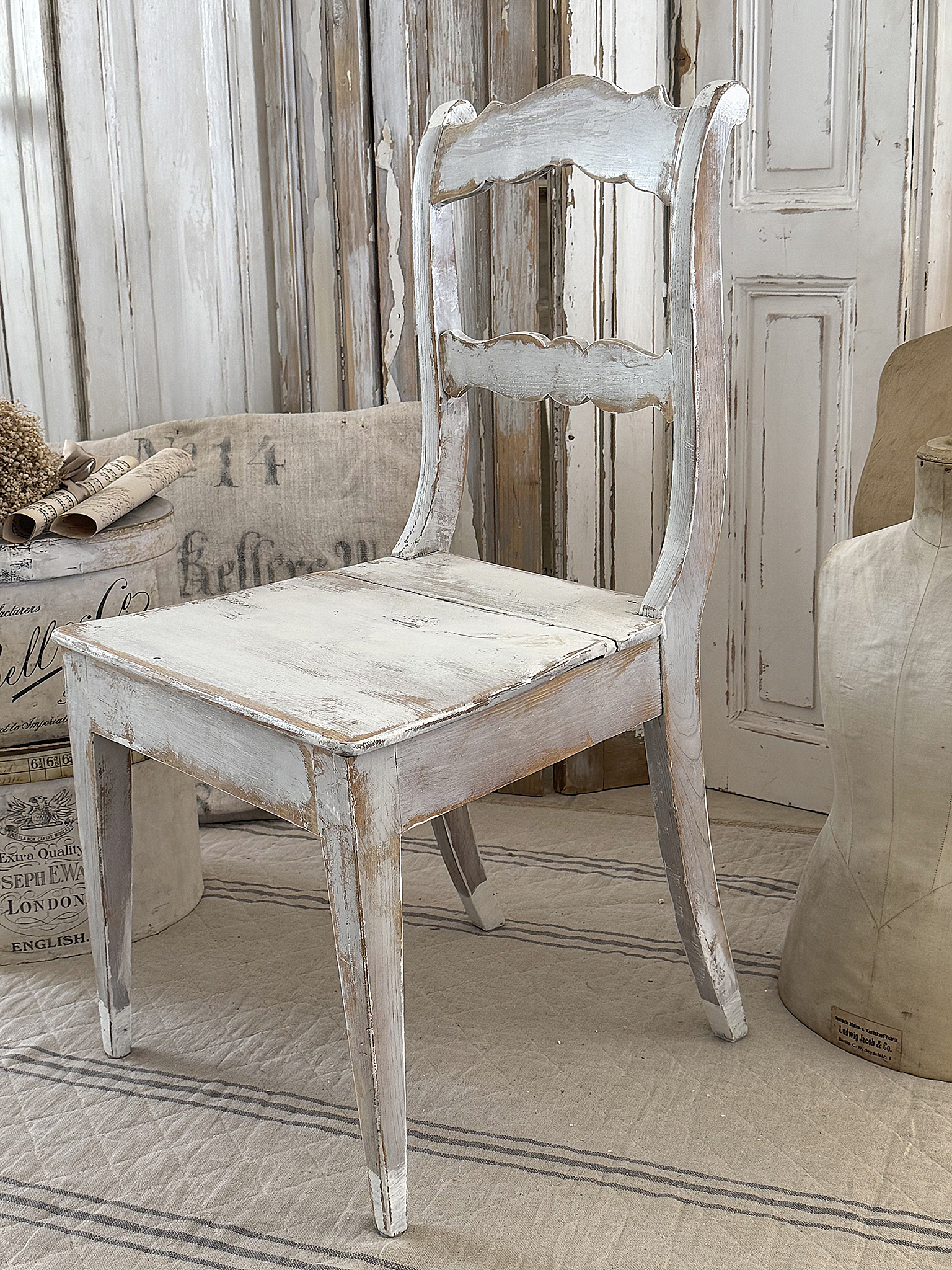 Antiker niedriger Biedermeierstuhl***