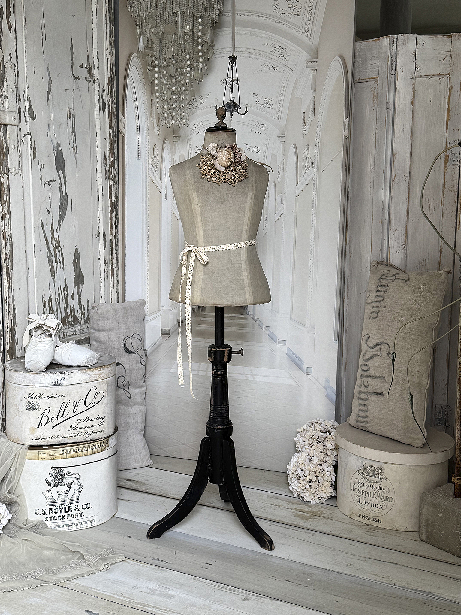 Zuckersüße antike Kinderschneiderpuppe – romantisches Original mit Vintage-Charme