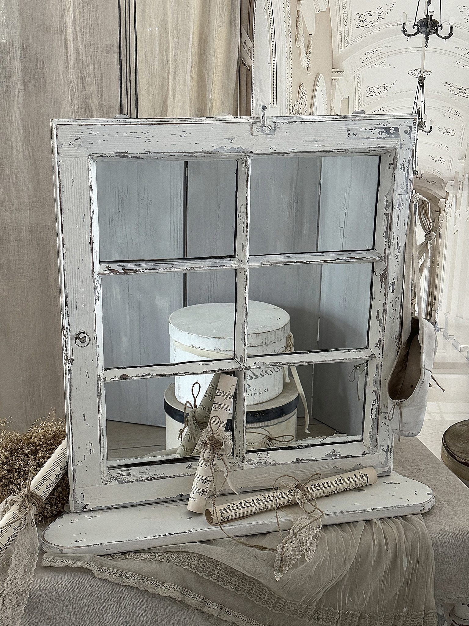 Altes Sprossen-Spiegelfenster mit Fensterbank***
