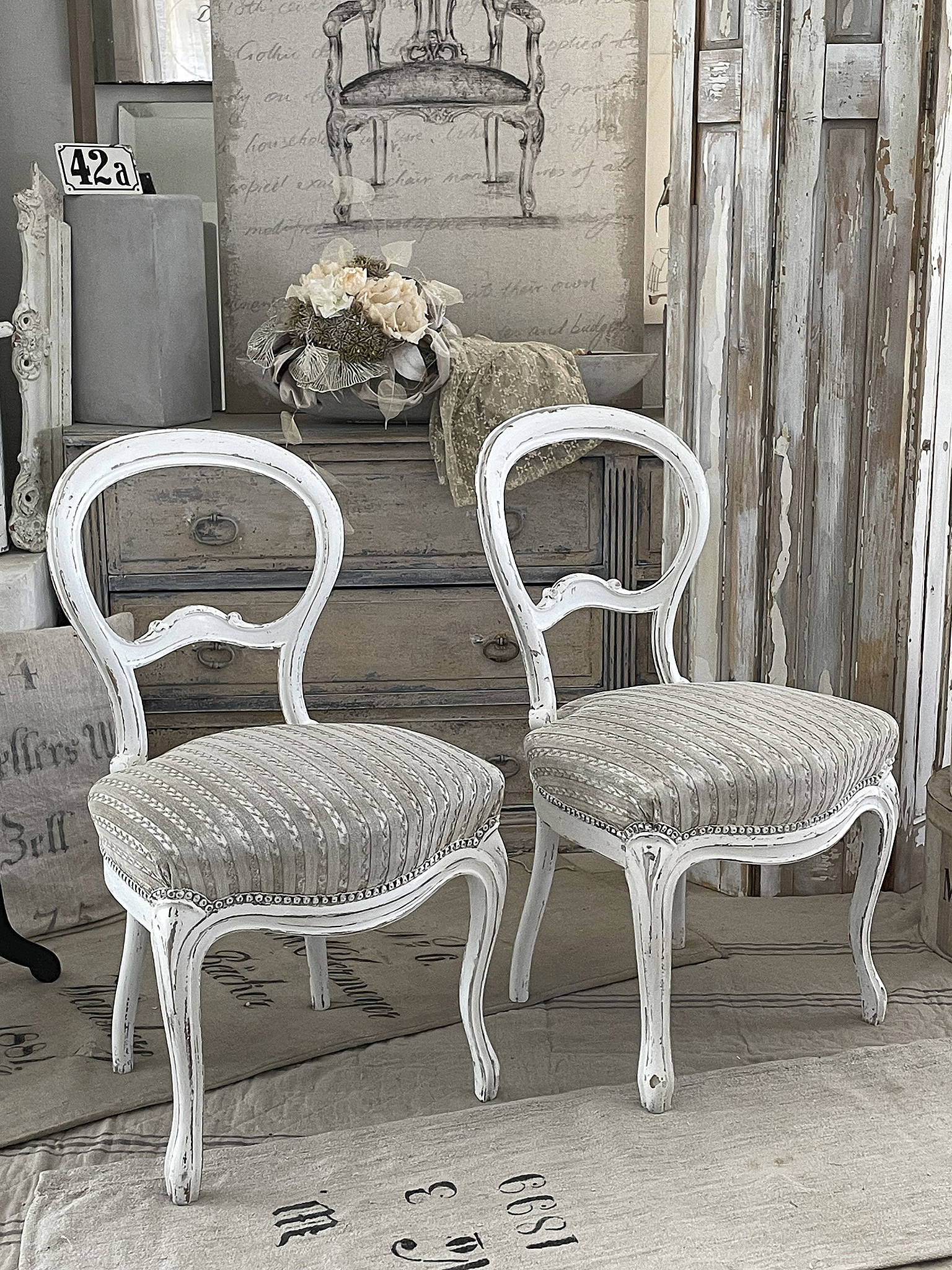 Zwei stilvolle Vintage-Stühle mit gestreiften Polstern im Landhausstil Dekorative Vintage-Stühle mit elegantem Design und Streifenmuster auf der Sitzfläche