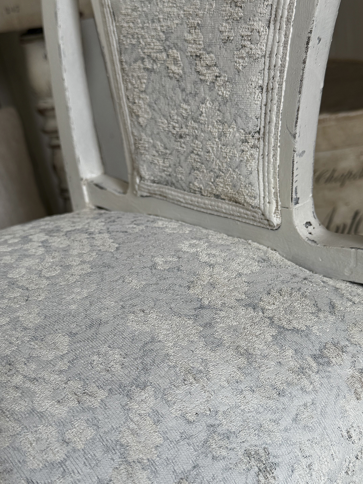 Antiker Chippendale-Gondelhocker im Shabby Chic
