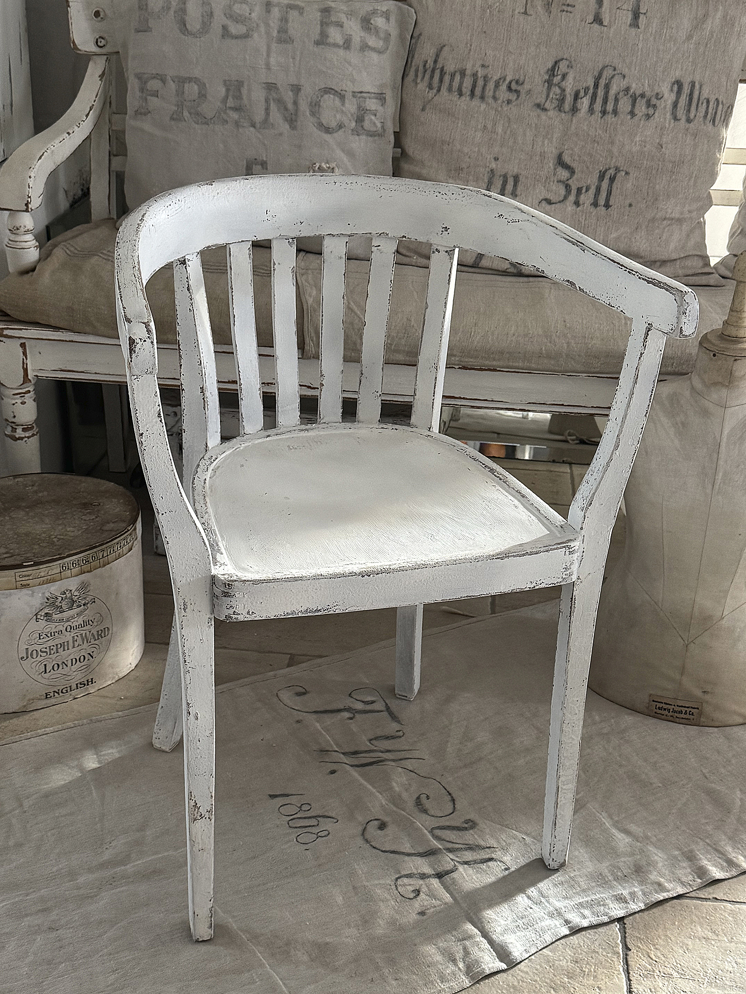 Alter Armlehnenstuhl Bauhaus im weißen Vintagekleid***