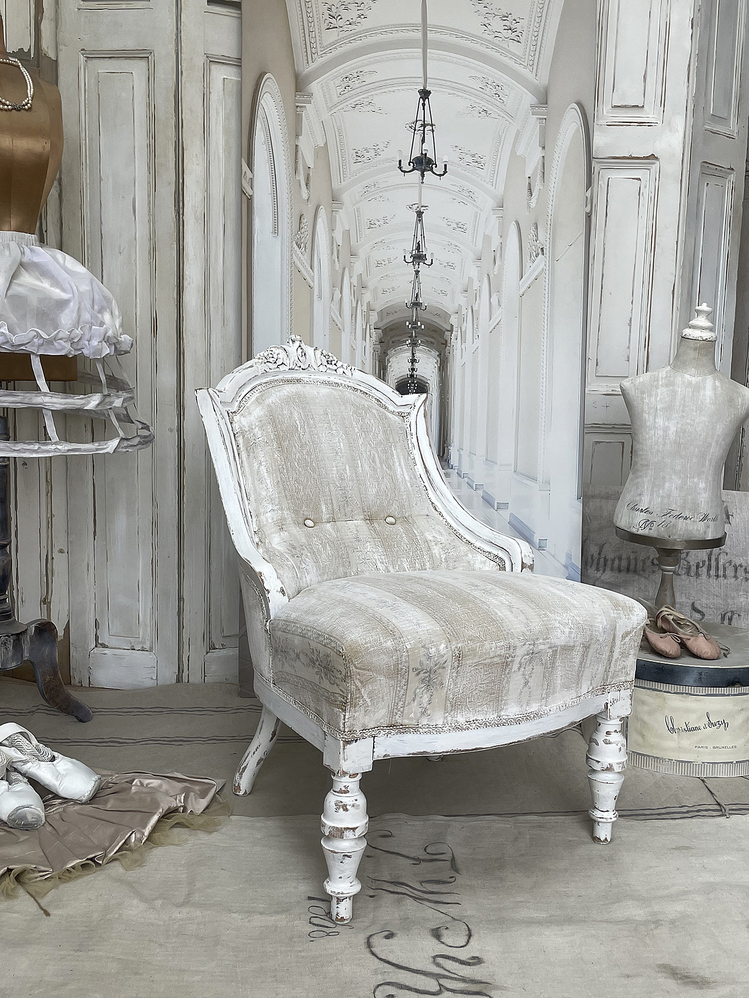 Eleganter vintage Sessel im stilvollen Ambiente Ein hochwertiger vintage Sessel in einem eleganten Raum mit einer weißen Wand und einer Schneiderpuppe.