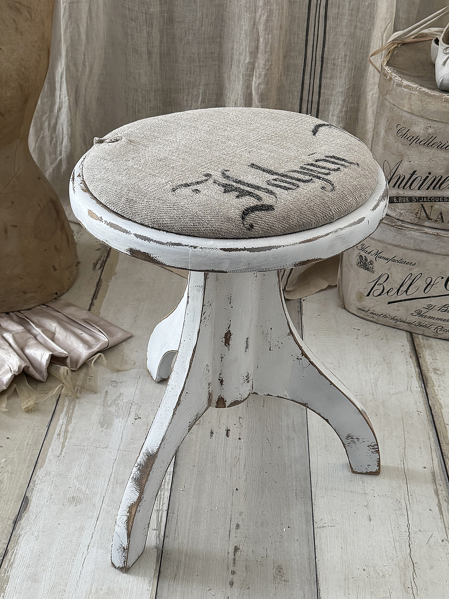 Alter Klavierhocker im Shabby Chic mit originalem Leinensack-Bezug***