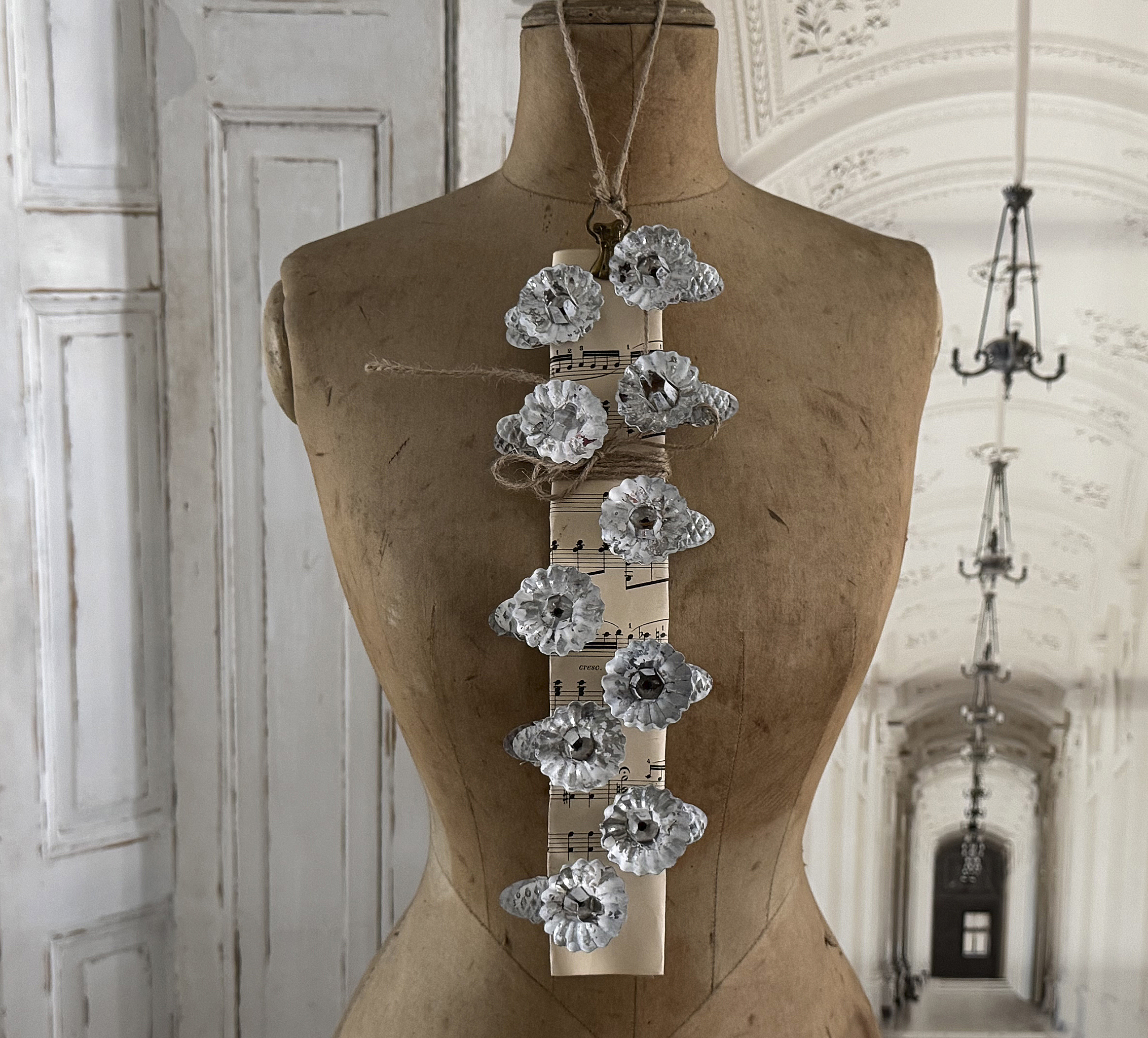 Zehn uralte Kerzenclips Baumkerzenhalter im Shabby-Kleid ***