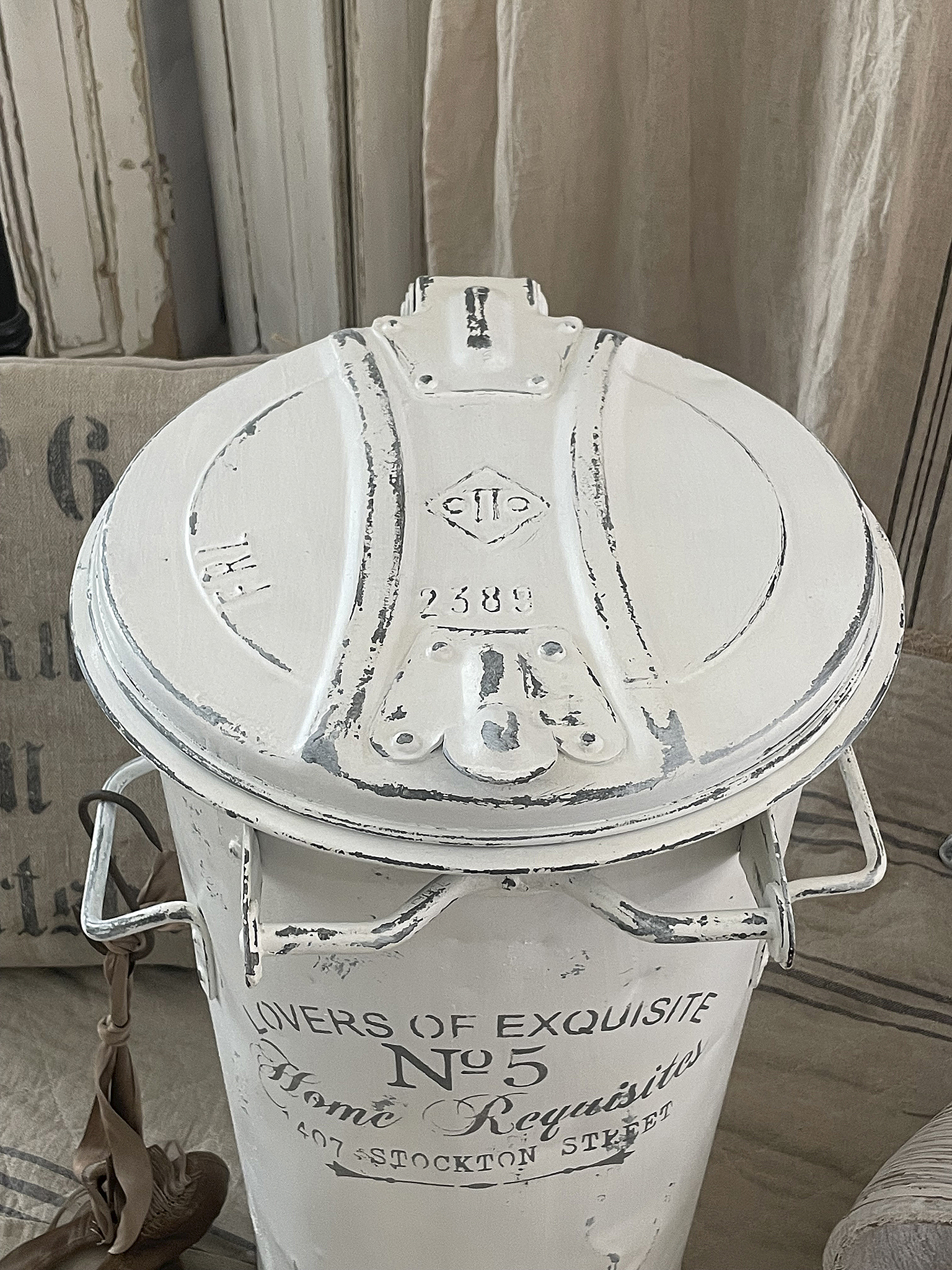Vintage Metallbehälter mit Deckel und Beschriftung Weißer Vintage Metallbehälter mit Deckel und dekorativer Aufschrift