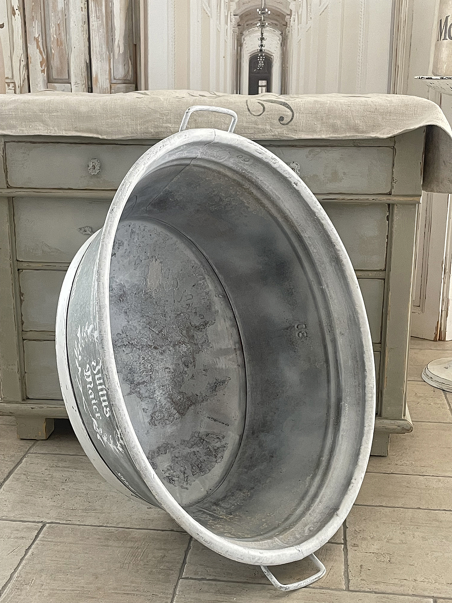 Elegante Zinkwanne für Dekoration und Aufbewahrung Zinkwanne mit zwei Griffen, ideal für dekorative Zwecke oder als praktische Aufbewahrungslösung.