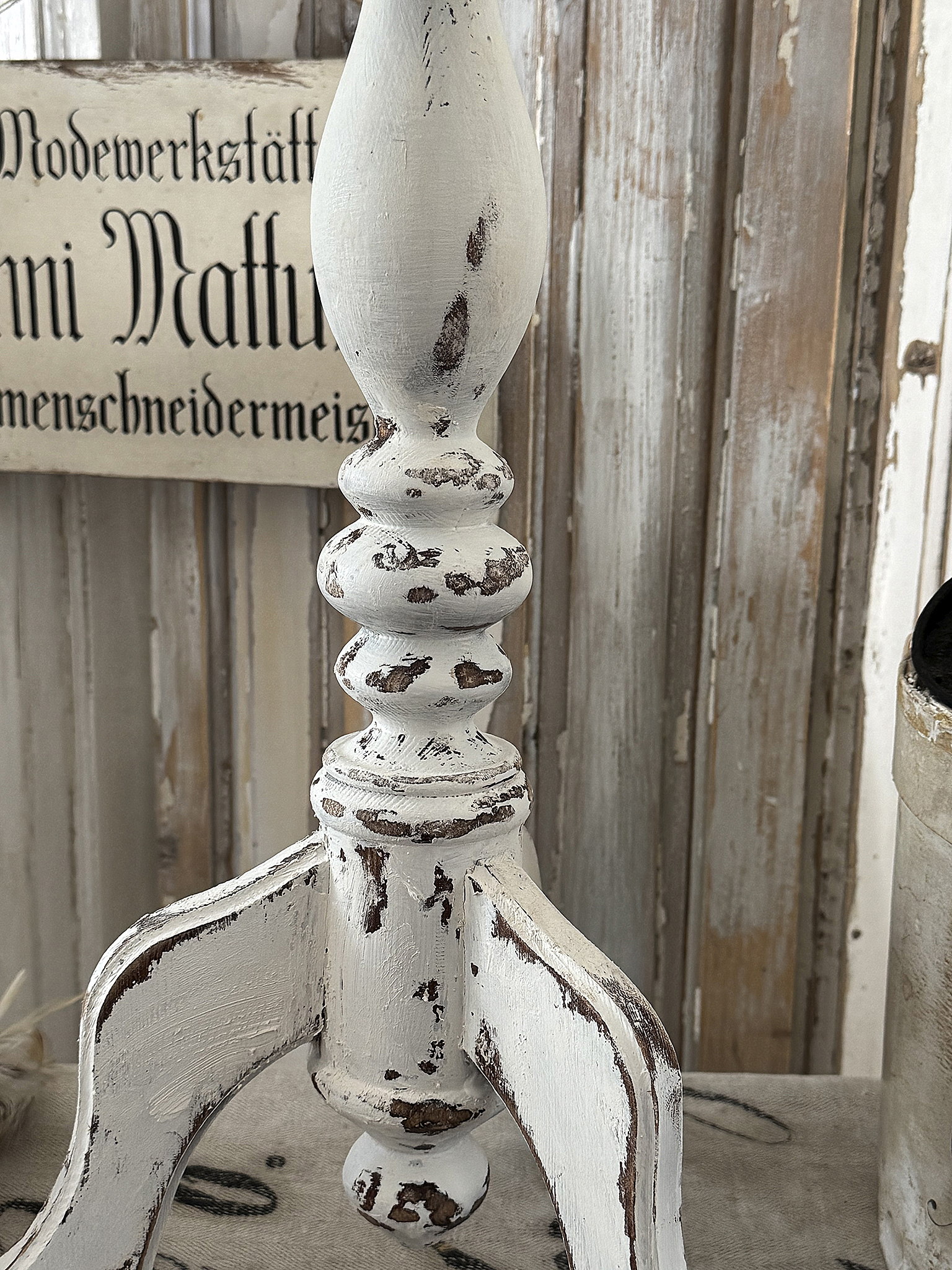 Alter, hoher Hutständer im weißen Shabby-Kleid***