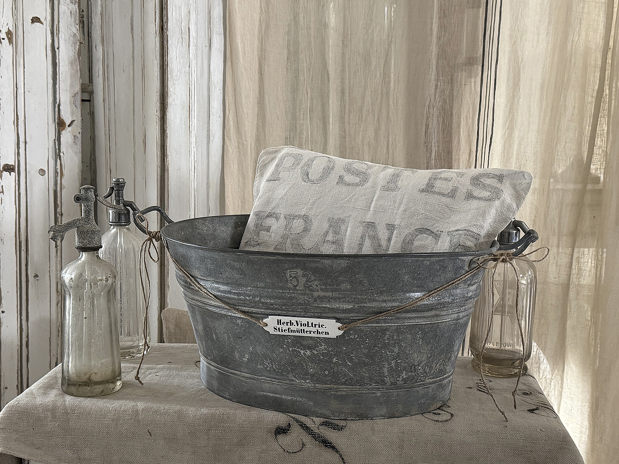 Alte Zinkwanne mit Emaille-Schild Stiefmütterchen ***