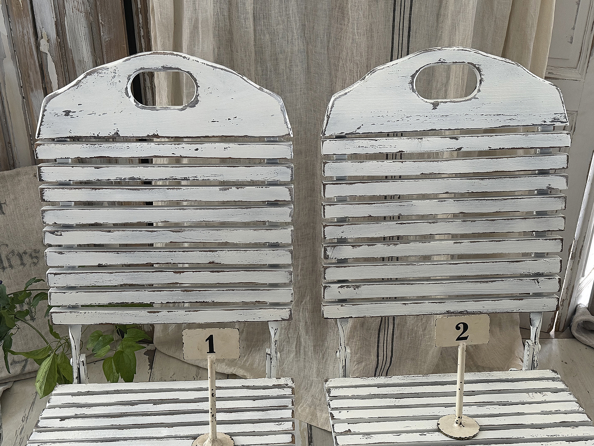 Charmante ältere Gartenstühle im mattweißen Shabby-Chic***