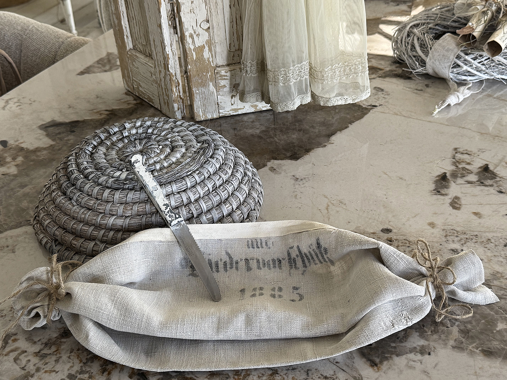 Runder Vintage-Gärkorb mit antikem Leinen & Shabby-Brotmesser – natürlicher Charme mit Geschichte“***