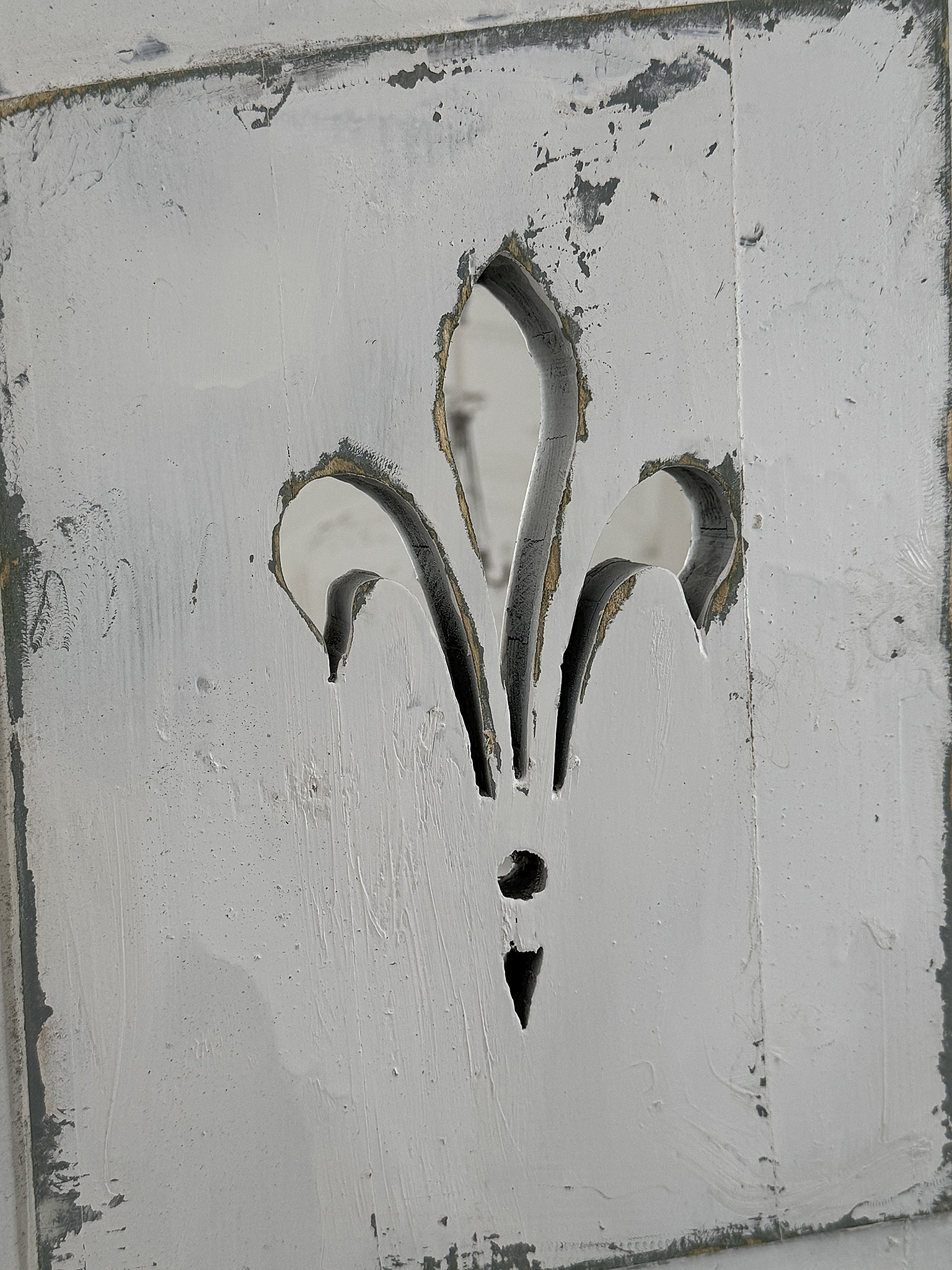 Antiker französischer Shabby-Fensterladen aus Vollholz mit Lilien-Dekor 1***