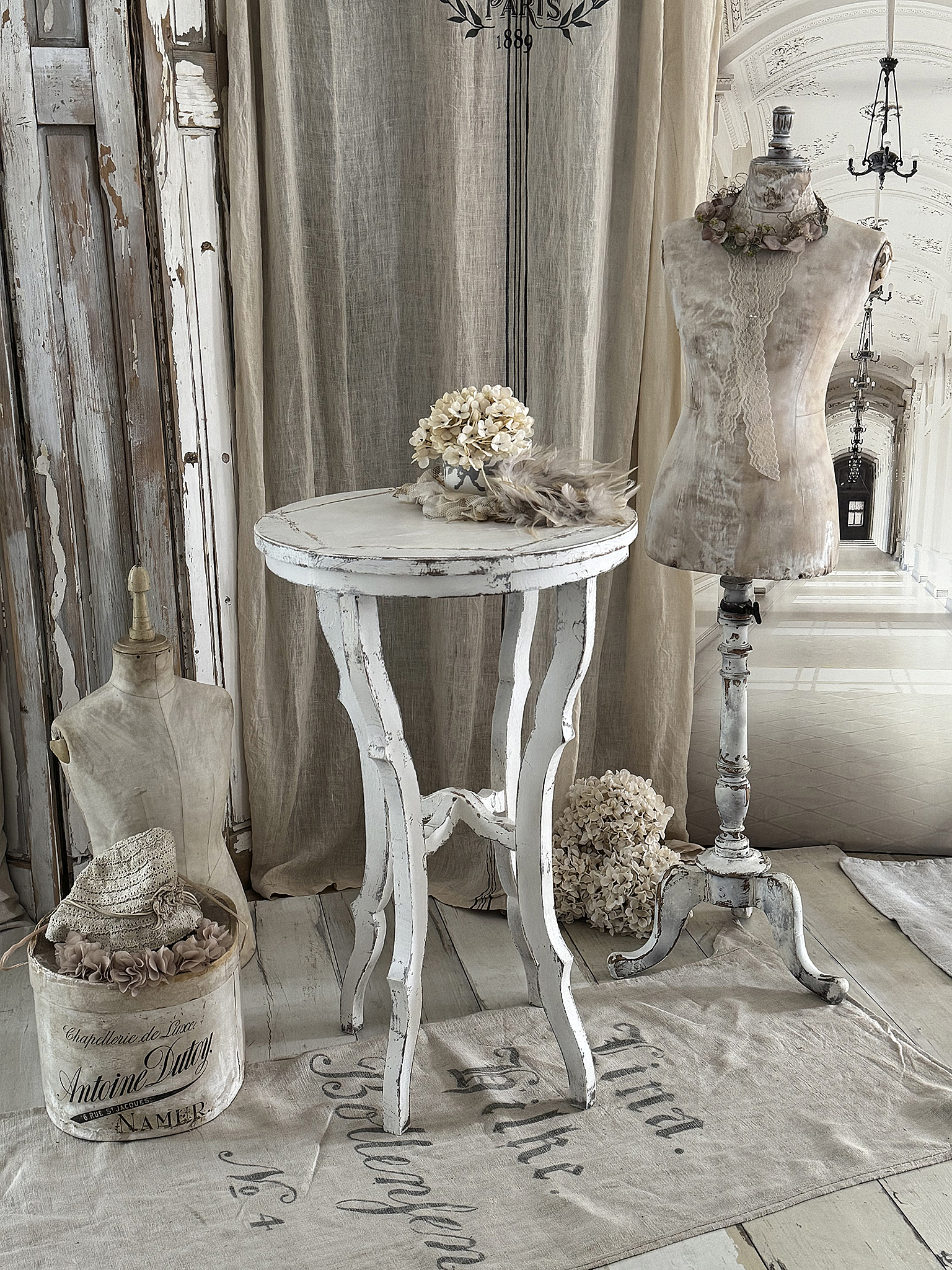 Antiker runder Beistelltisch – Shabby-pur***