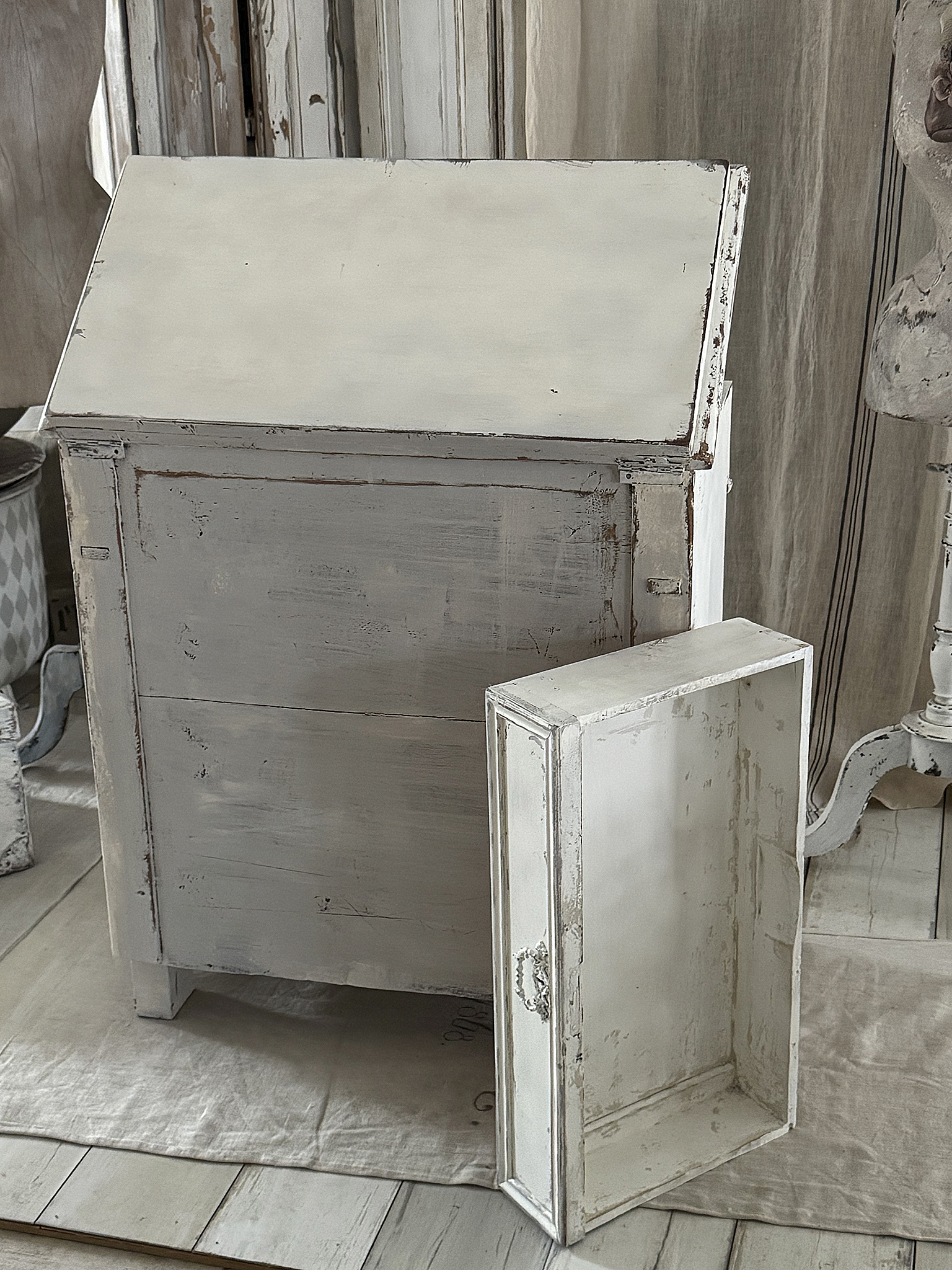 Antike Shabby-Kommode mit klappbarer Ablage***