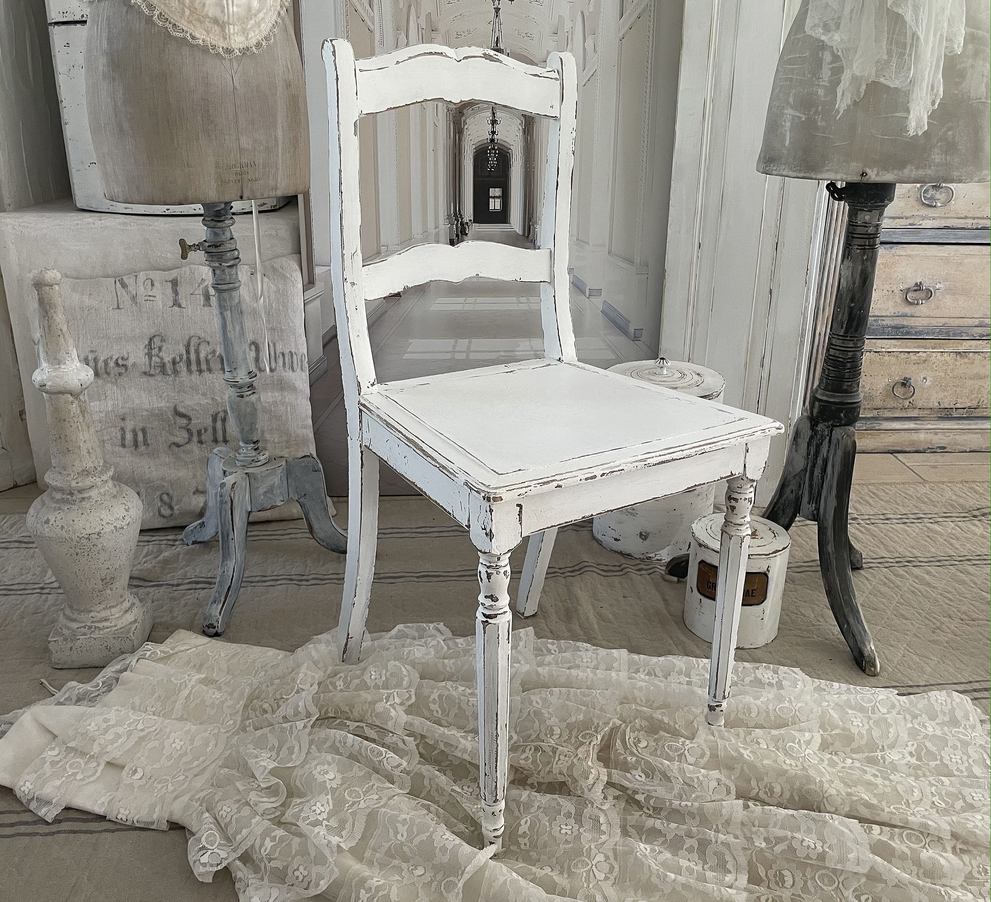 Antiker Biedermeierstuhl im weißen Kleid