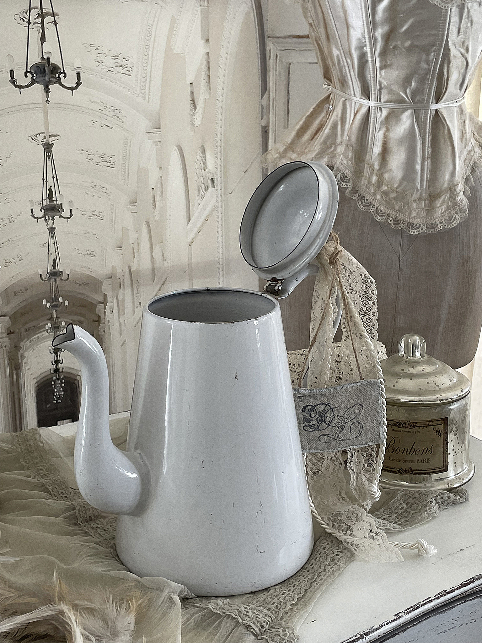 Große weiße Emaille-Kanne mit Vintage-Deko*** Große weiße Emaille-Kanne mit Vintage-Deko***