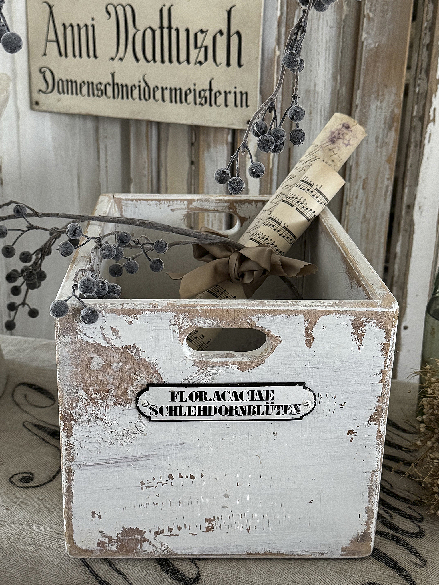 Alte Holzkiste-Schlehdornblüten***