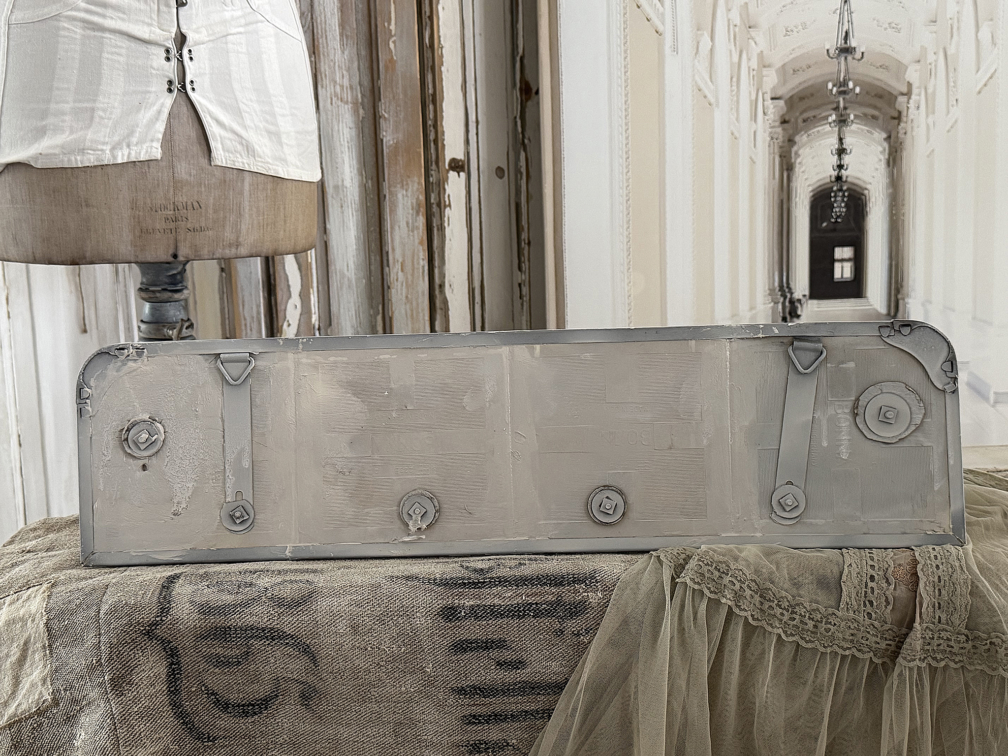 Alte Hakenleiste im Shabby-Chic – Vintage-Handtuchhalter mit Jugendstil-Kacheln***