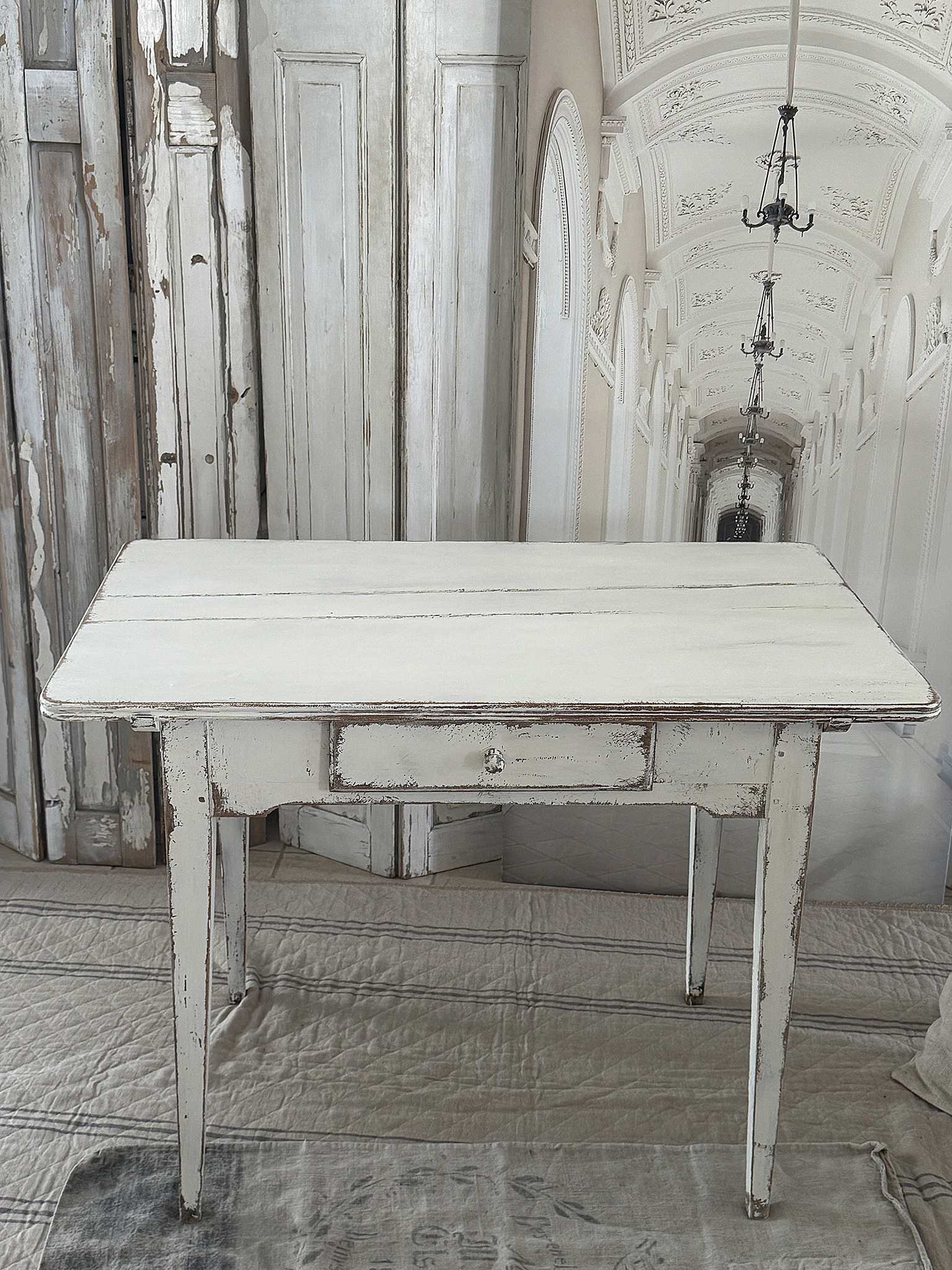 Antiker Shabby Tisch im weißen Kleid***