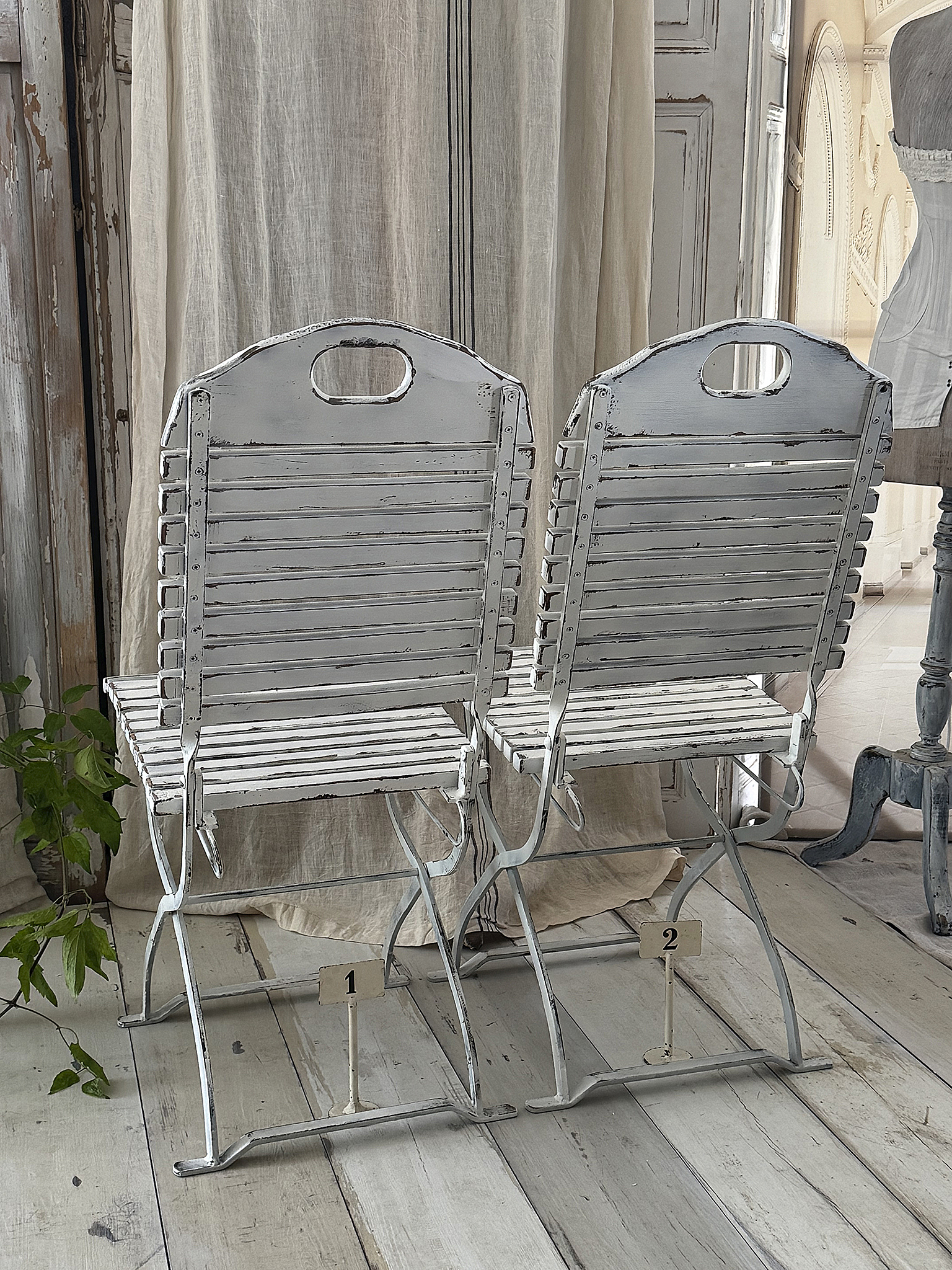 Charmante ältere Gartenstühle im mattweißen Shabby-Chic***