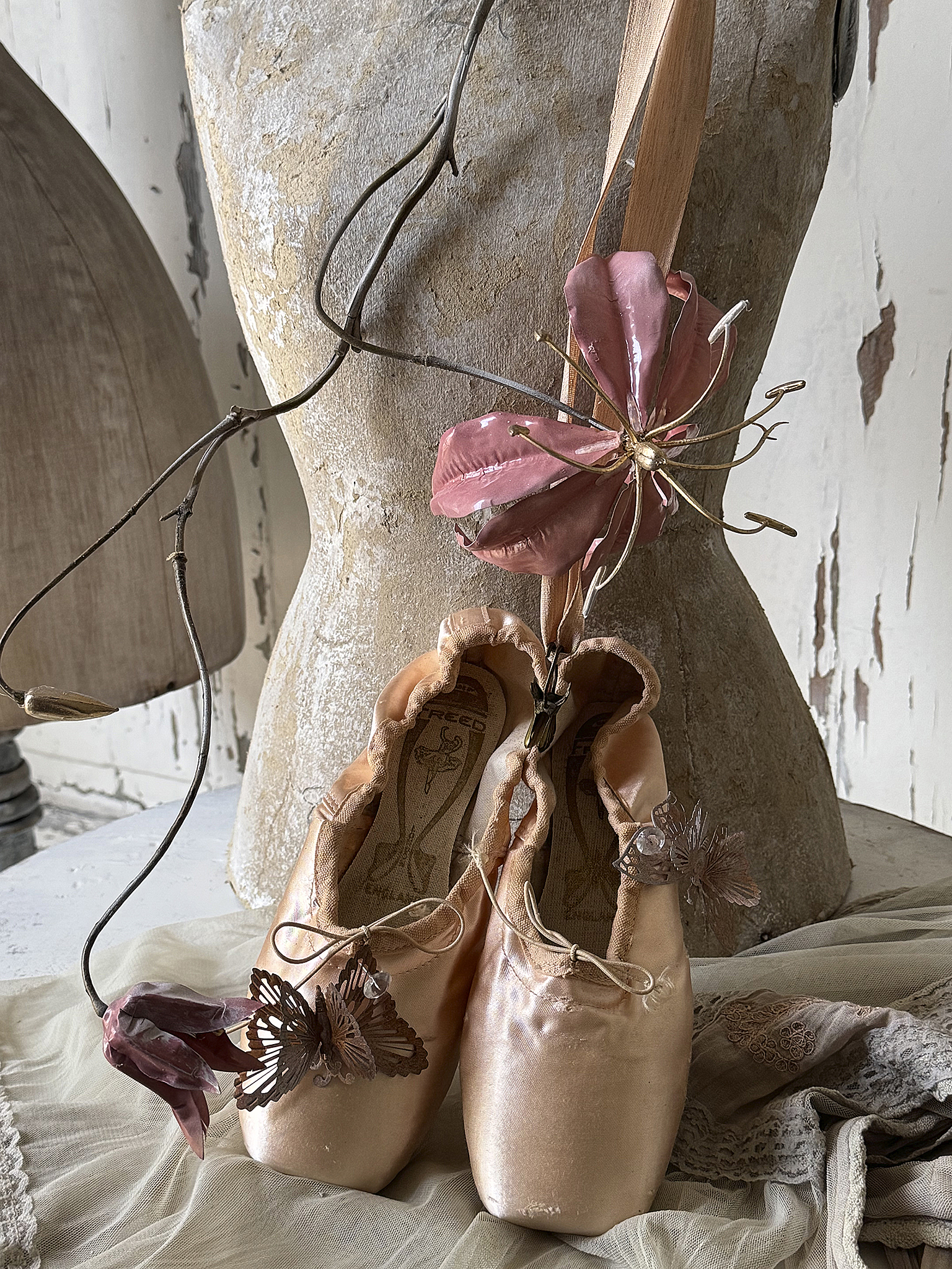 Individuelles Ballettschuh-Arrangement mit Lackorchidee***
