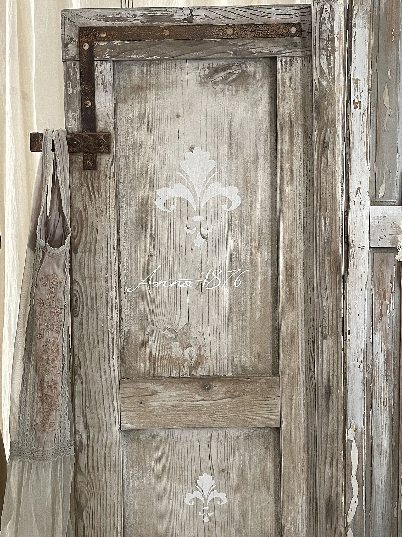 Vintage Holztür mit klassischem Muster Rustikale Holztür mit floralen Motiven und nostalgischem Charme