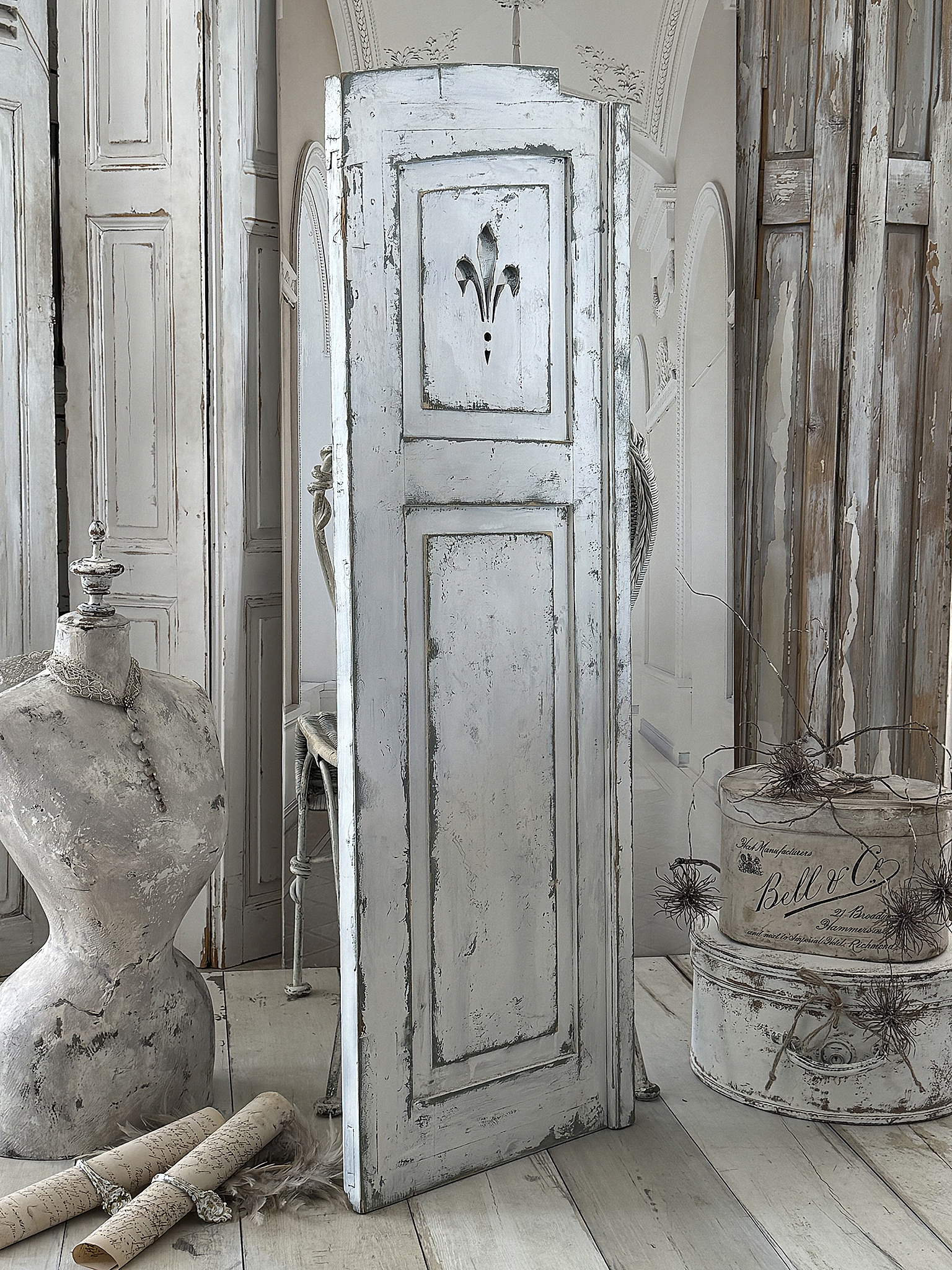 Antiker französischer Shabby-Fensterladen aus Vollholz mit Lilien-Dekor 1***