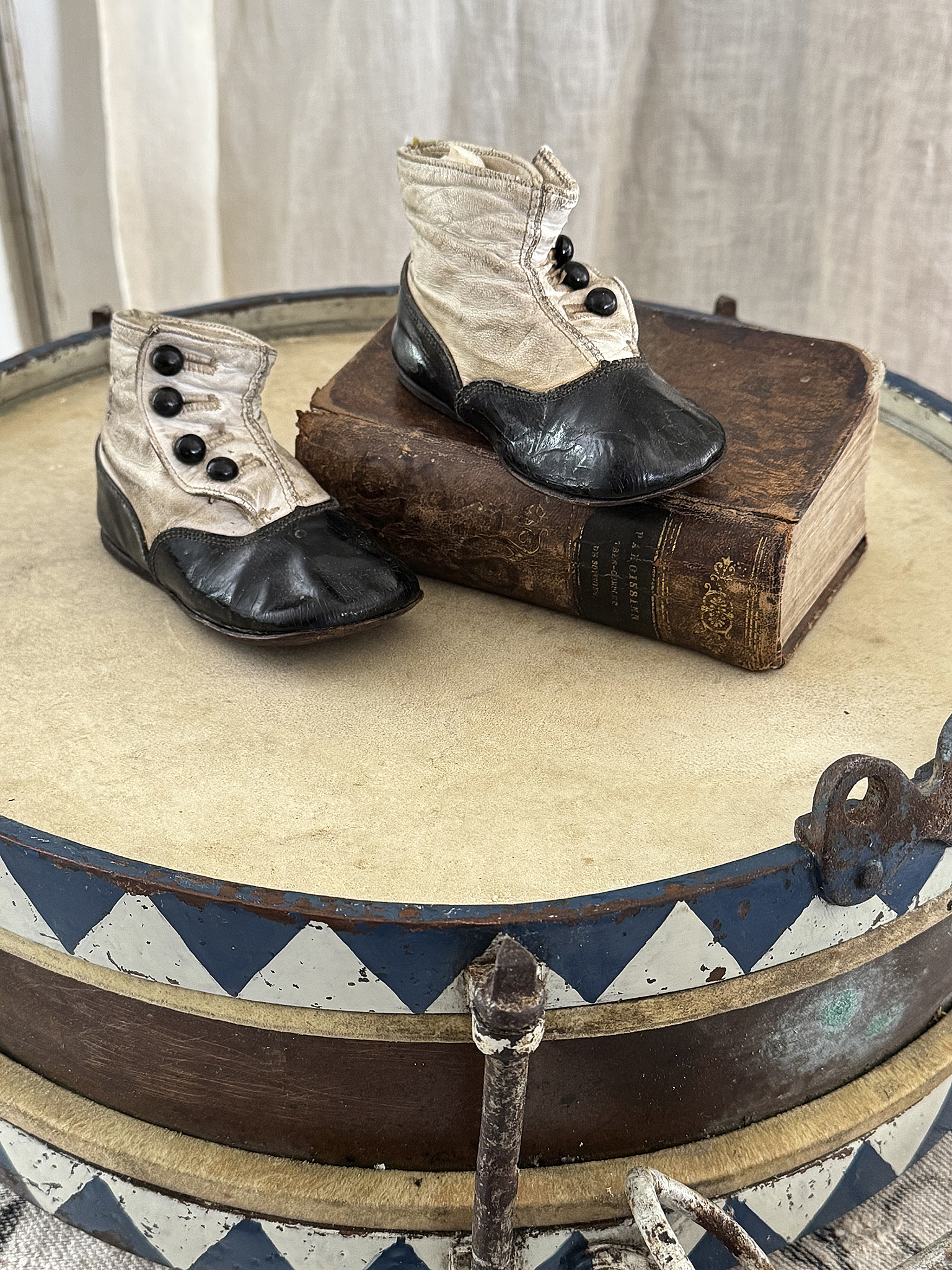 Zauberhafte antike Trommel mit Originalpatina und Messingdetails***