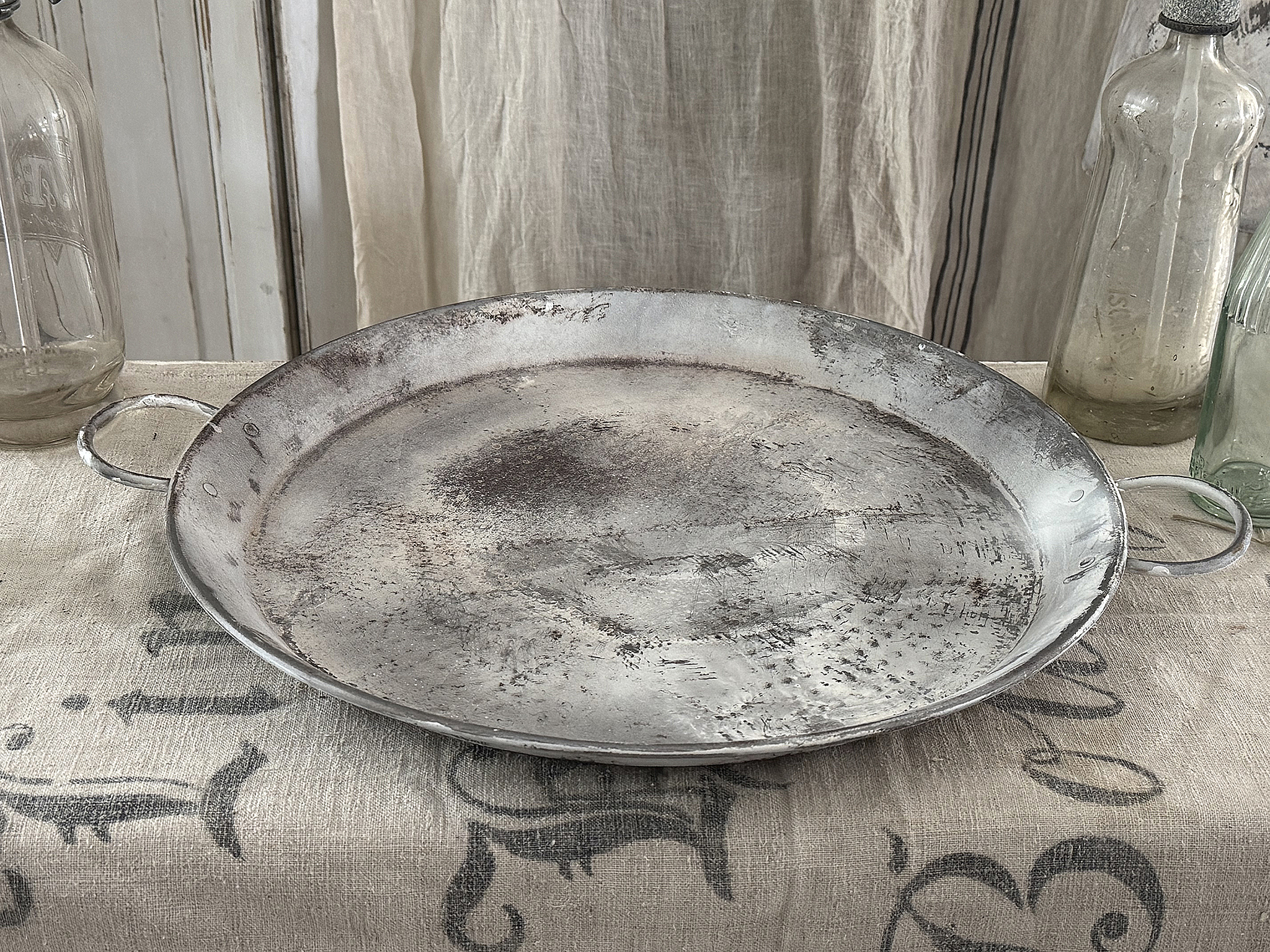 Große alte Metallschale mit Griffen – französischer Vintage-Charme***