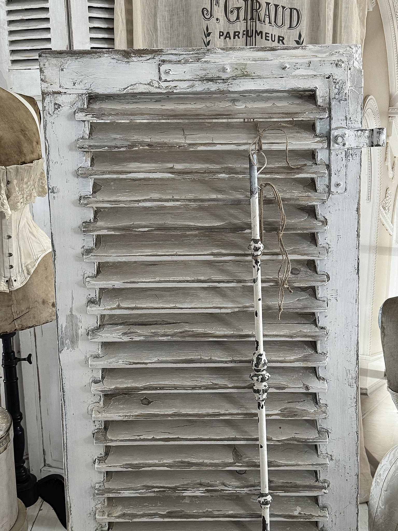 Antiker Lamellenladen mit Geländerstab creme-weiß***