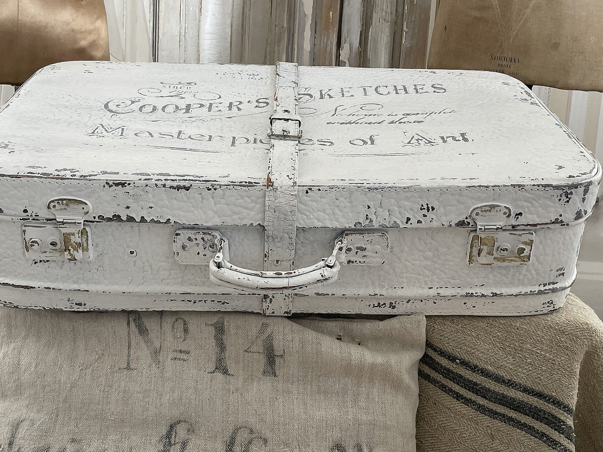 Vintage Koffer mit Schriftzug für Kunstliebhaber Alter Koffer in weiß mit dem Schriftzug 'Cooper's Sketches' und einem rustikalen Design.