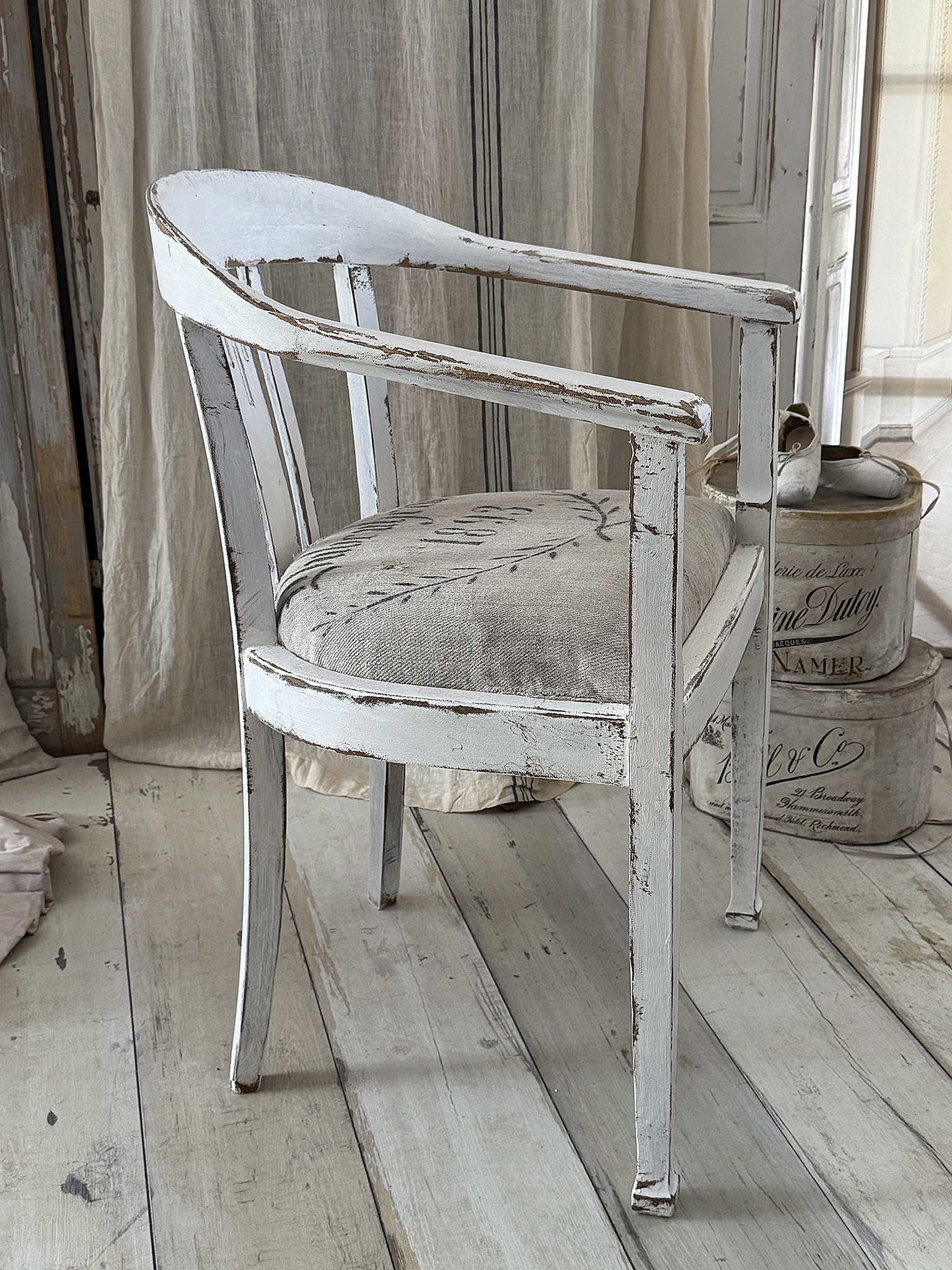 Großer Armlehnstuhl mit antikem Leinensack-Bezug von 1893 im Shabby Chic***