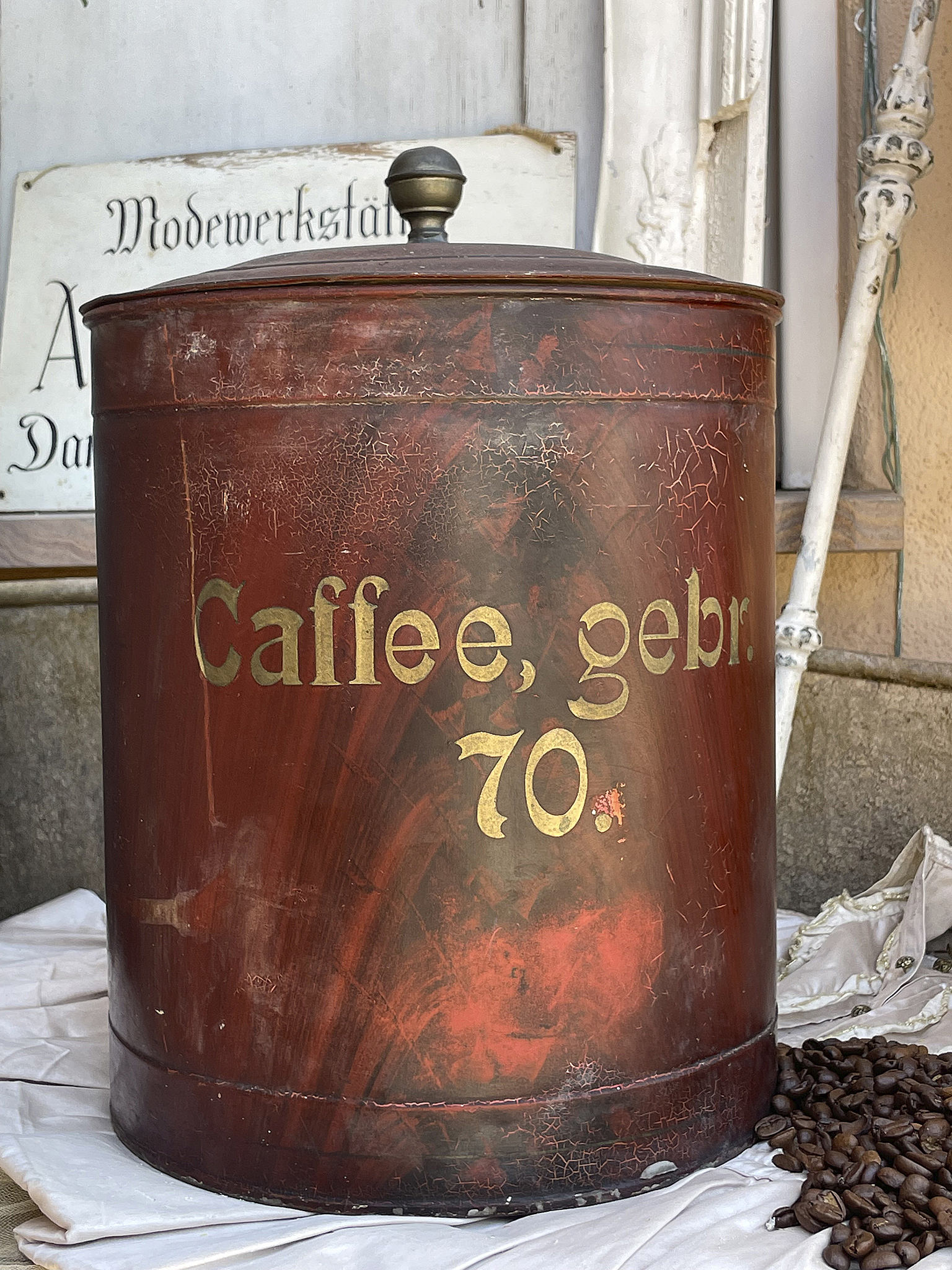 Antiker Kaffeespeicher aus Metall mit goldener Aufschrift 'Caffee, gebr.' Runder, antiker Kaffeetopf aus Metall mit der Inschrift 'Caffee, gebr.' und einer hübschen Patina
