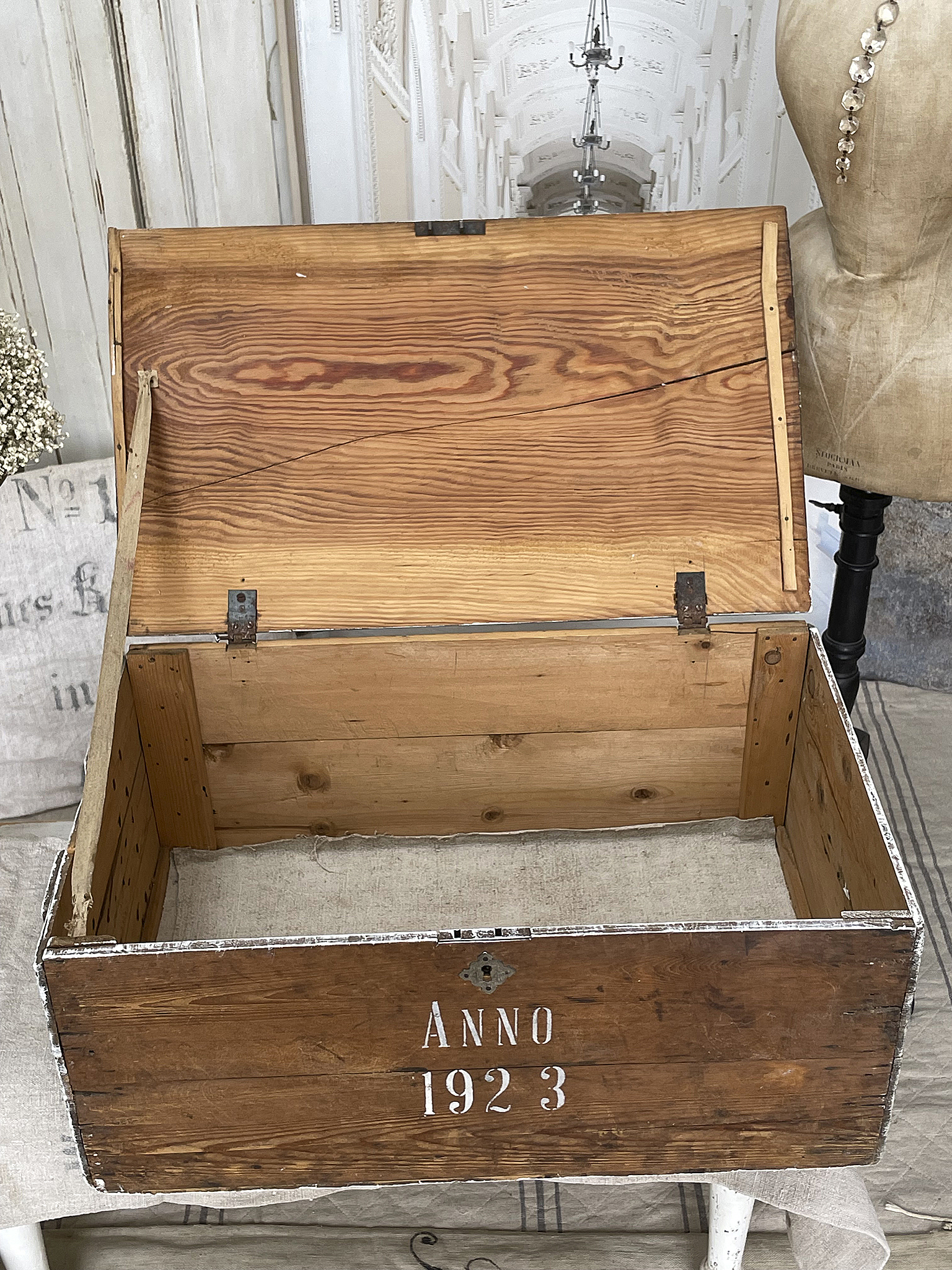 Antike Holzkiste aus dem Jahr 1923 Offene antike Holzkiste mit der Aufschrift Anno 1923