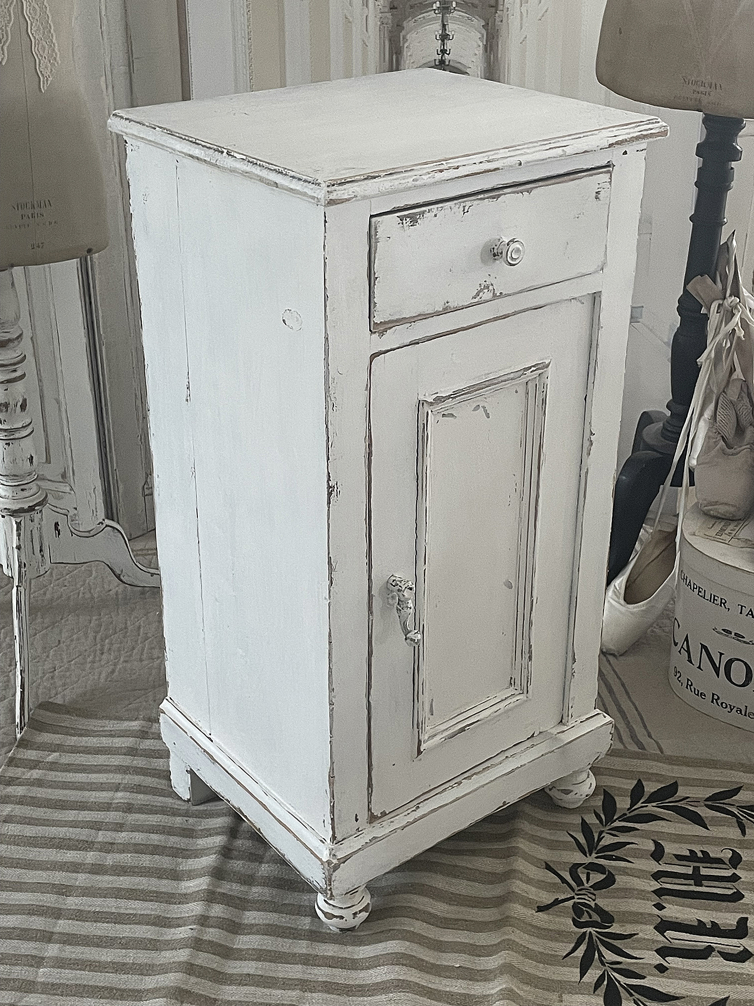 Antiker Beistellschrank im alten Originallack*** Antiker Beistellschrank im alten Originallack***