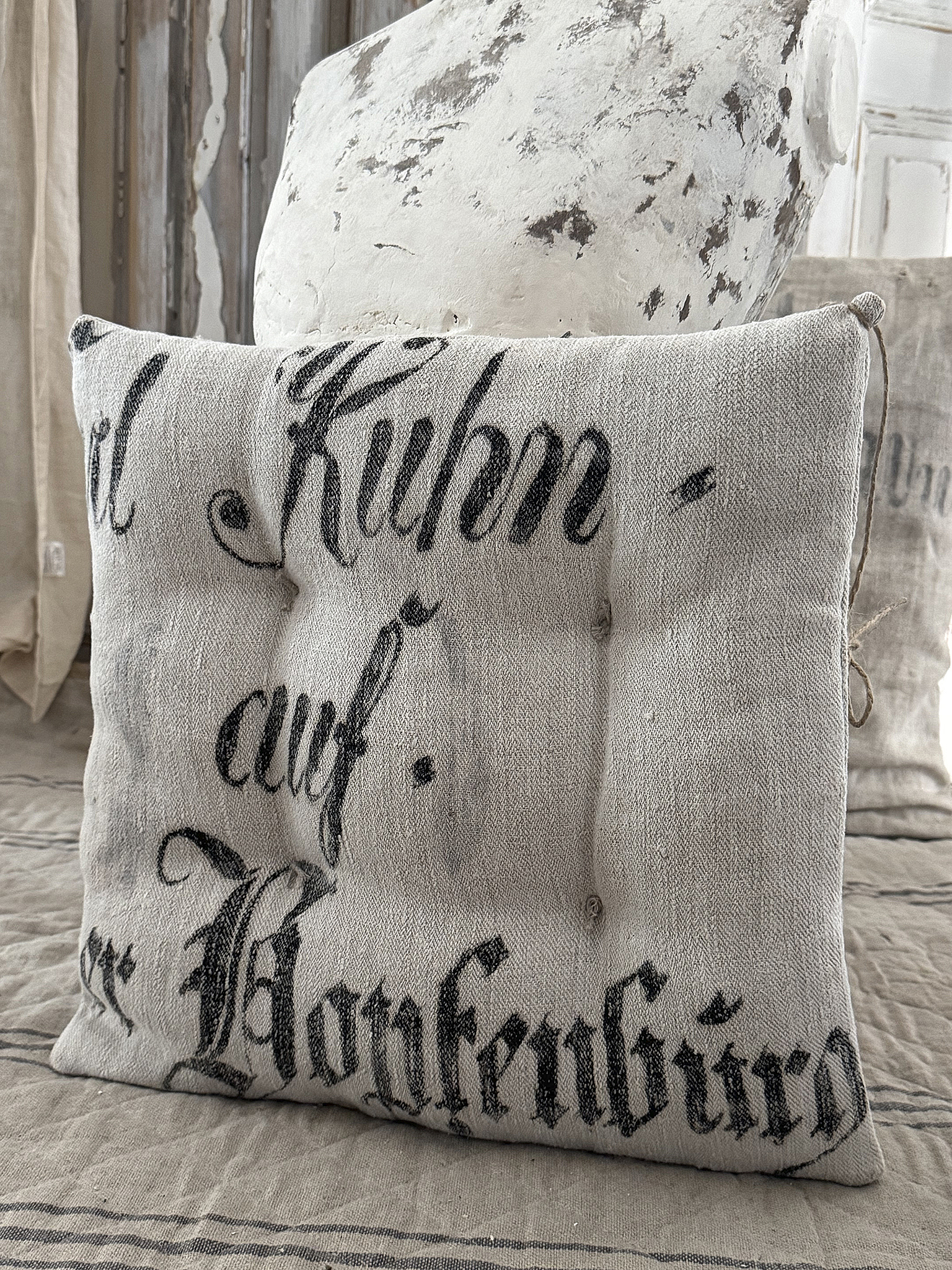 Vintage- Stuhlkissen aus antikem Mehlsack – mit Originaldruck 1861