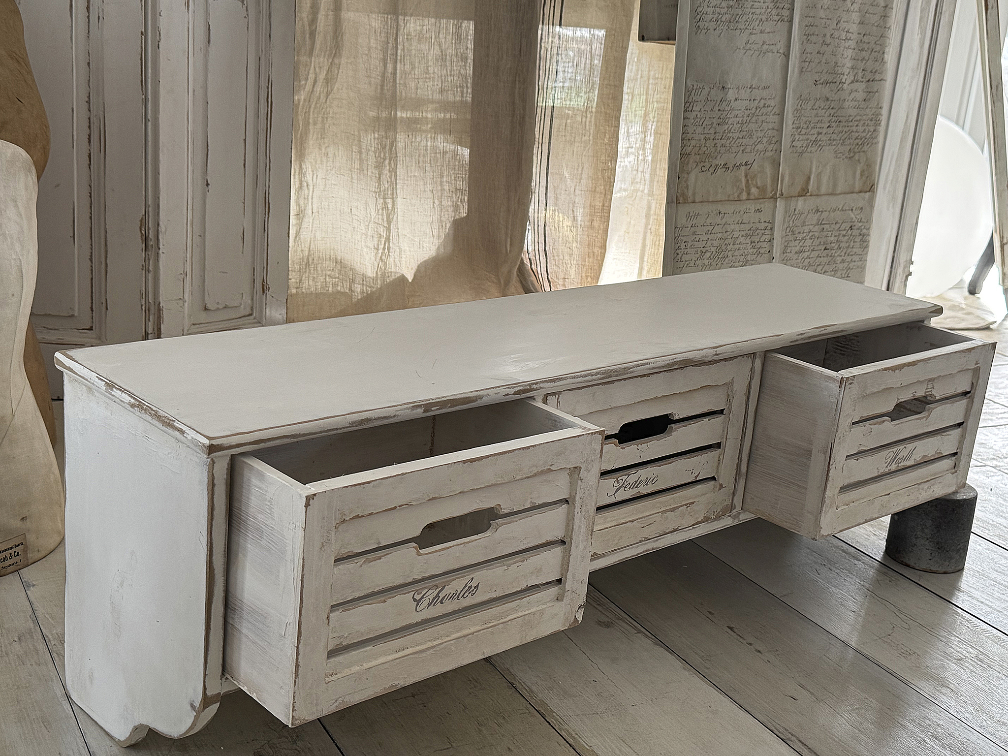 Charmantes Shabby-Hängeregal mit französischem Flair***