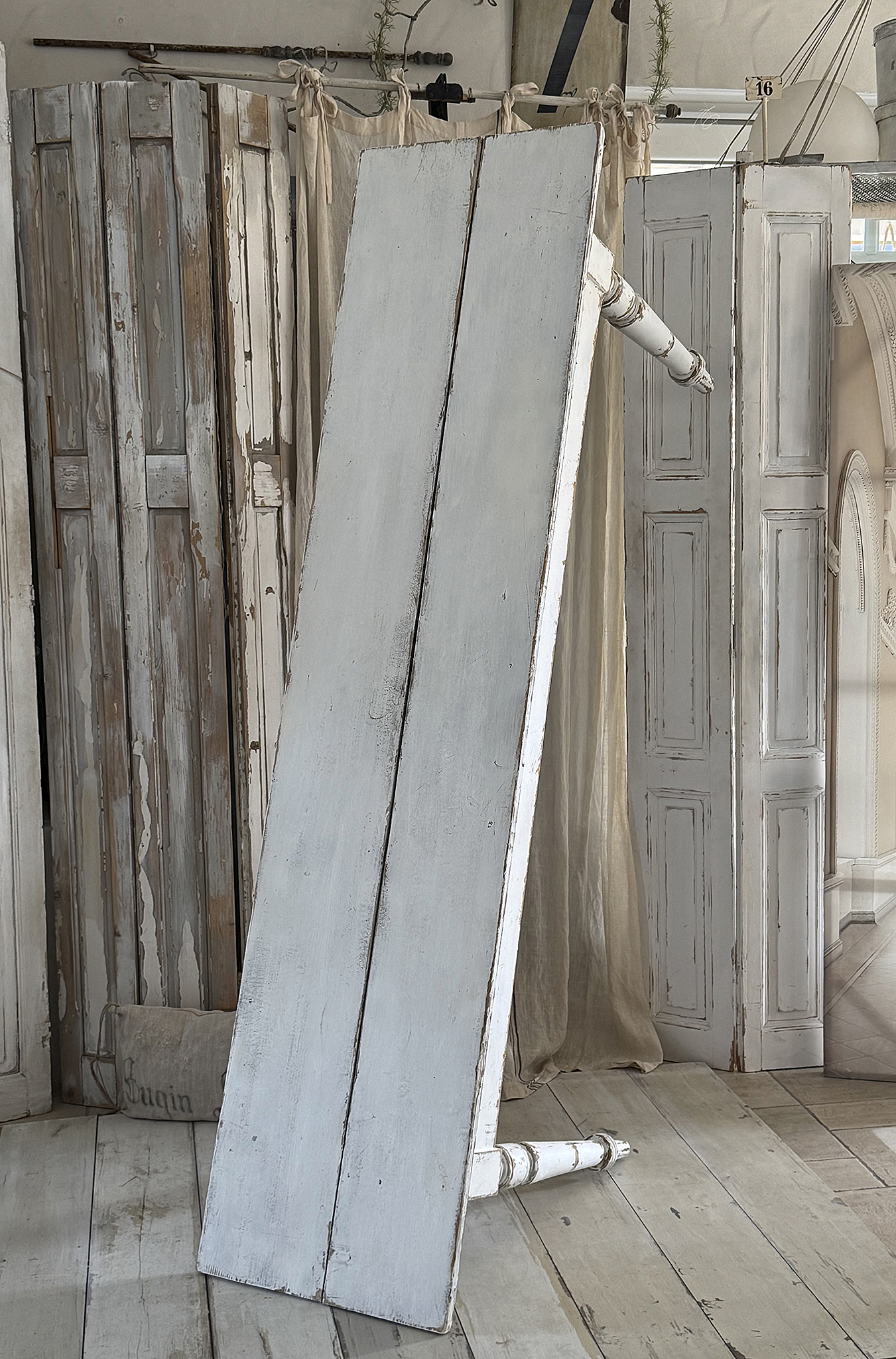 Antiker Wirtshaustisch im Shabby-Chic***