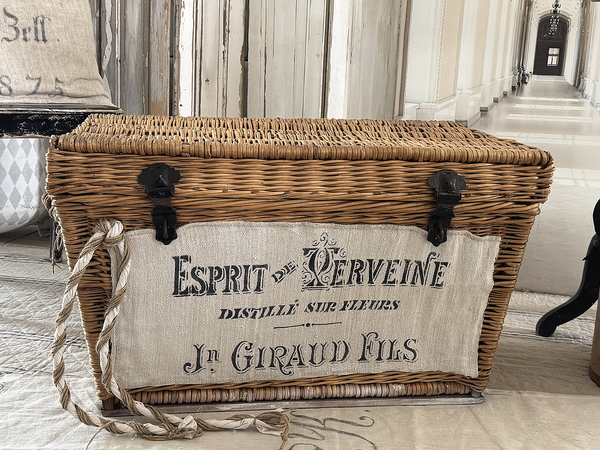 Große, alte Weidentruhe – nostalgischer Charme trifft Funktionalität***