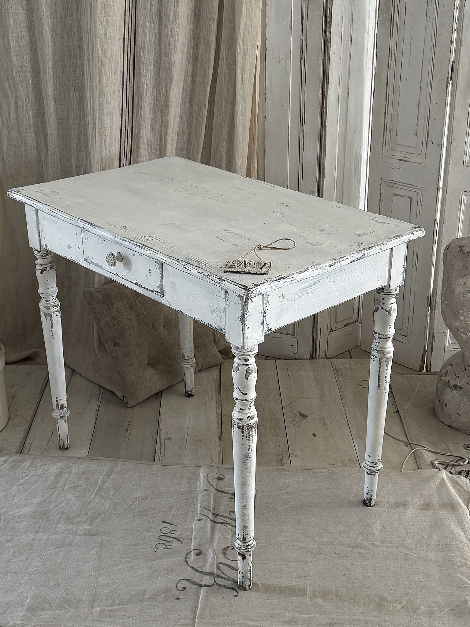 Alter kleiner Esstisch im Shabbykleid***